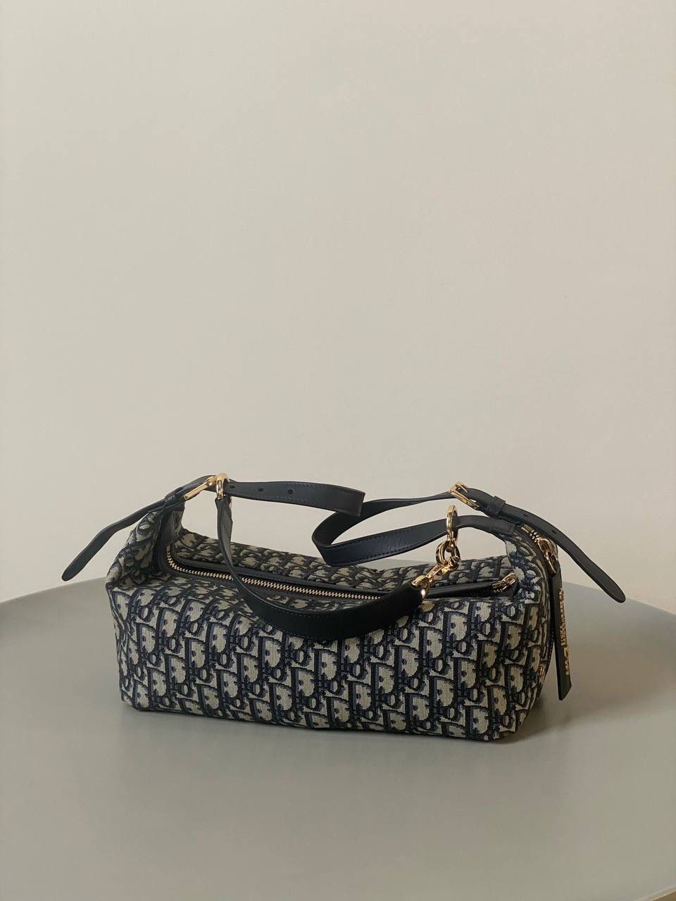 🈶老花蓝 𝐃𝐢𝐨𝐫 𝐃-𝐣𝐨𝐮𝐫𝐧𝐞𝐲手袋 不会还不知道吧？火出天际了姐妹们💕😍 今年 𝙳𝚒𝚘𝚛真的在松弛感这件事情上做到了极致 新款D-journey我直呼一个绝 难买程度不亚于保值系列，夸大了说哈哈 随性又高级的街头感，一改往日的嗲味 关键还是它的多功能肩带 三种背法都好看 俩侧口袋搭配的大号皮质拉牌更彰显个性 以复古金属𝘤𝘩𝘳𝘪𝘴𝘵𝘪𝘢𝘯 𝘥𝘪𝘰𝘳标识做点缀 既有装饰元素又实用 中号：33×16×15cm 小号：25.5x14.5x14cm