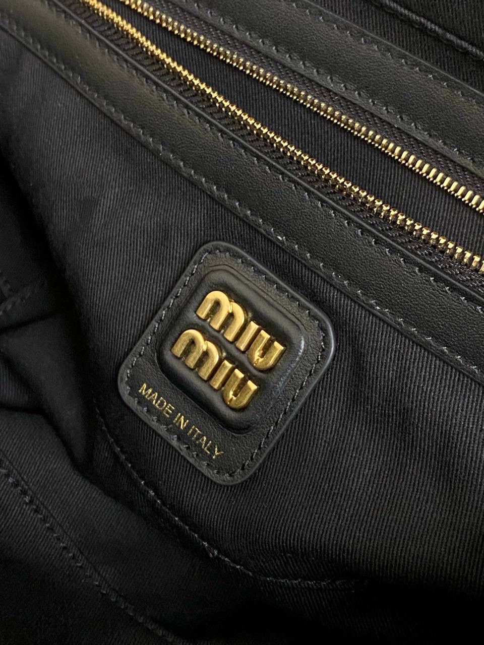 🈶橄榄绿·格子呢 𝗠𝗶𝘂𝗠𝗶𝘂保龄球| 大爆款 百年经典千鸟格👀康康谁还没有 爱上miu的快乐，就是不断创新 不断惊喜 保龄球造型从褶皱羊皮到平纹牛皮 拼接皮 麂皮再到千鸟格 每一版都能打 能爆，真的杀疯了 27×2×8cm，#F0011m