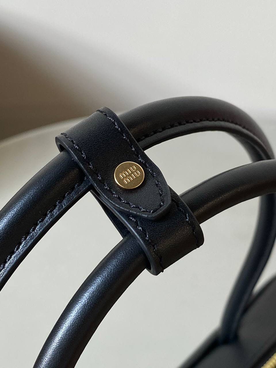 🈶黑色 | 小号 𝗠𝗶𝘂𝗠𝗶𝘂公文包，大爆款 谁懂啊！小号也太好背了 今年九月份新推出的新尺寸❗️小个子的大福音哇！ 大号hold不住的姐妹，这个号就非常合适了！ 手拎肩背都刚刚好，小巧又不压个子 小号：18×30×9cm #F0020m 大号：23x34x10cm