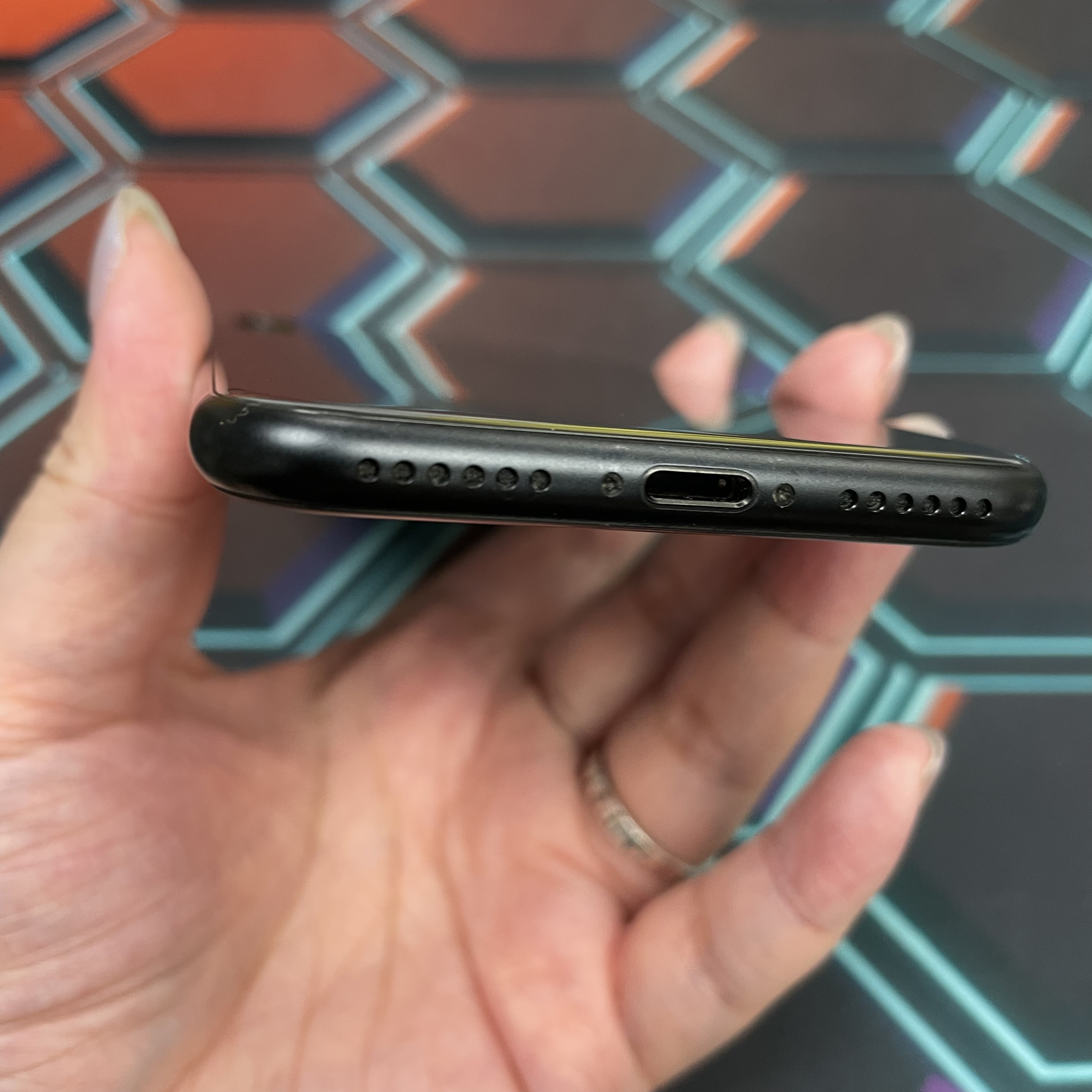 *7070 SE 2 勁靚機 128GB 電73 黑色 black