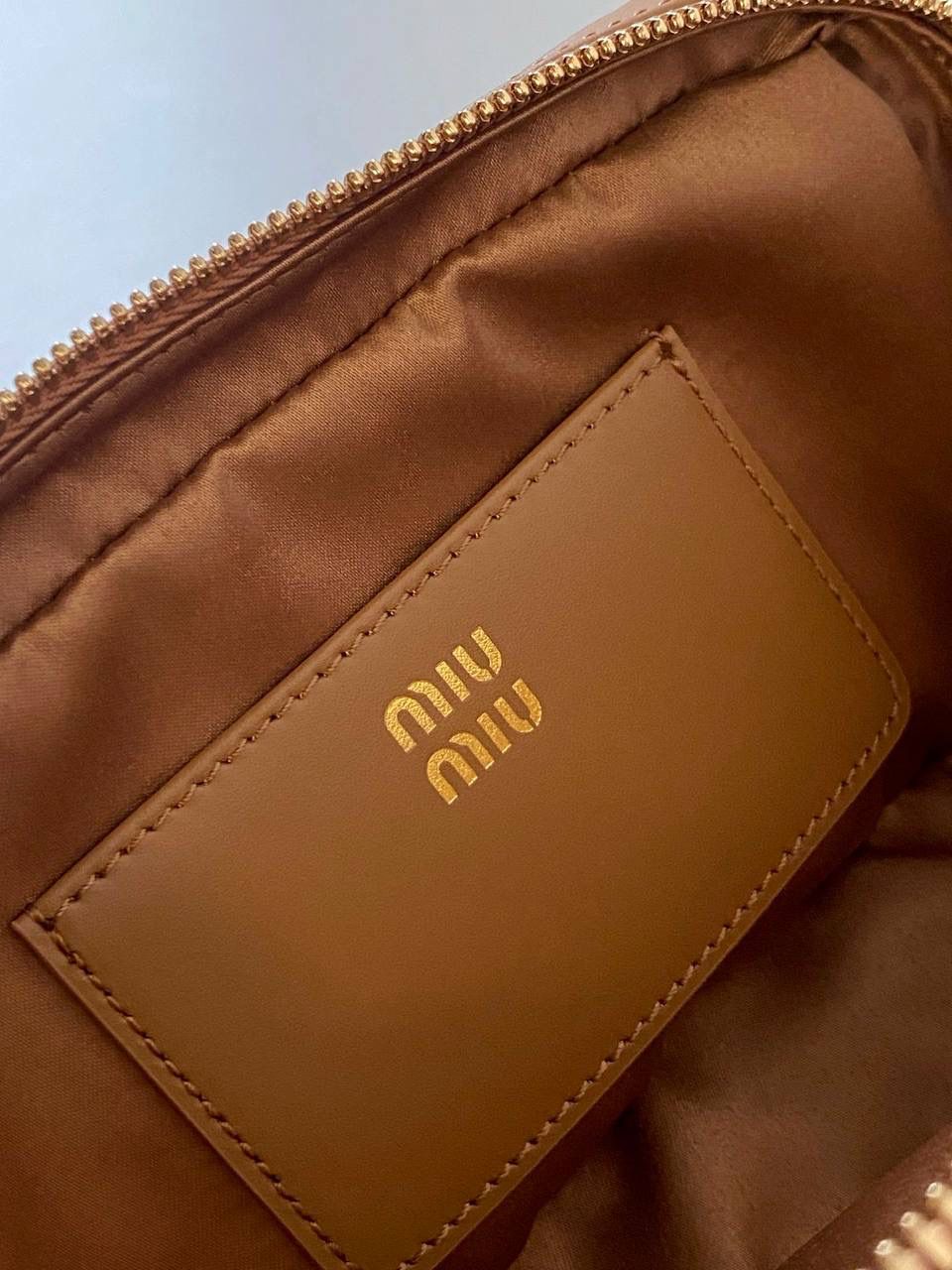 🈶干邑色，迷你 𝗠𝗶𝘂𝗠𝗶𝘂保龄球，大爆款 新尺寸也太可爱了！ 喜欢小包的姐妹这只必买！它要比小号小一些也窄一些 就巴掌大小，但容量还挺大的 装俩部手机都绰绰有余，日常够用 肩带长短也很ok，手拎斜挎都好看 反正放心冲就是了！拥有它，上班牛马的心情都会被治愈～ 迷你：19×10×5cm #F0011m 小号：22x10.5x7.5cm 大号：27x12x9cm