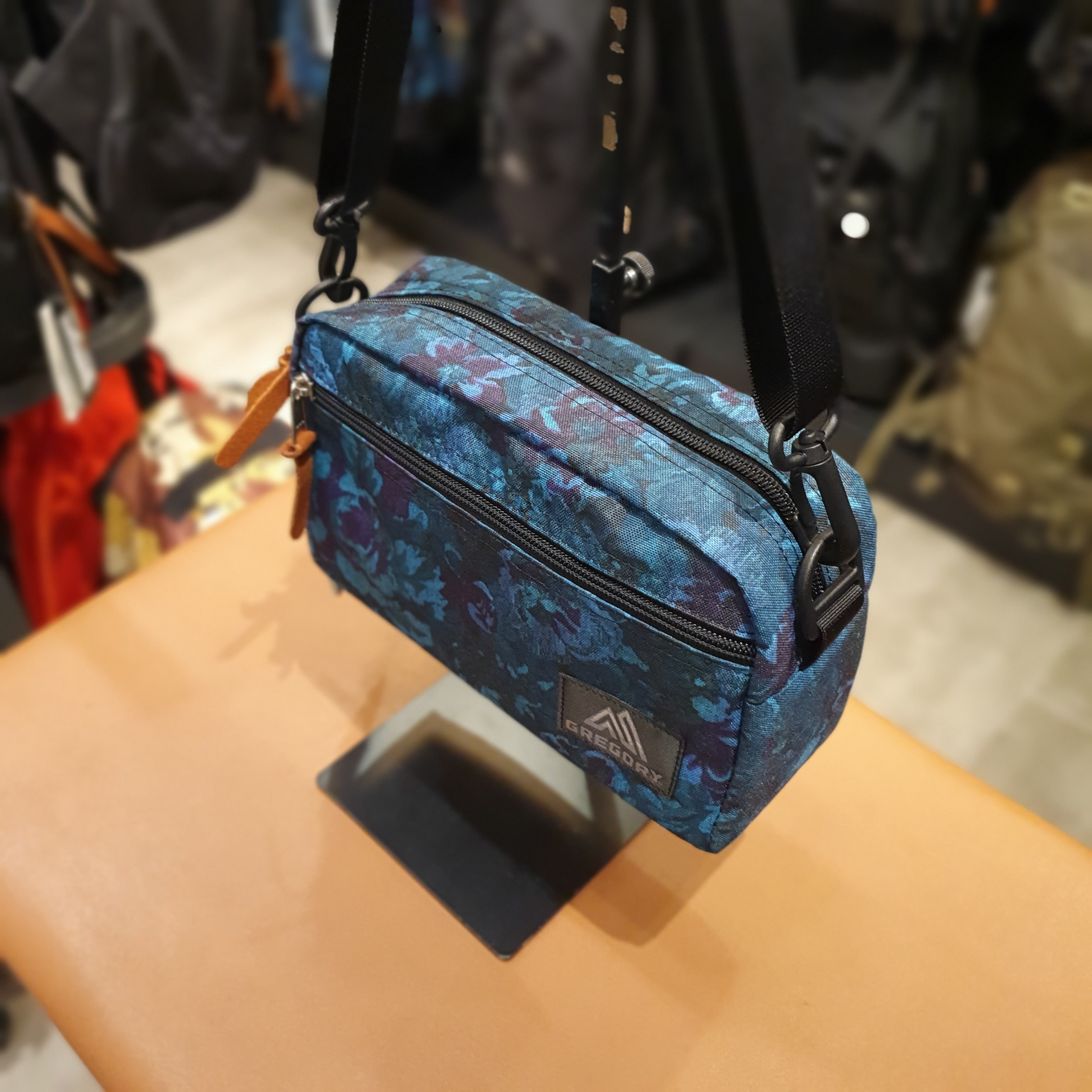 【現貨】GREGORY PADDED SHOULDER POUCH M BLUE TAPESTRY 藍花【現貨36小時內寄出】