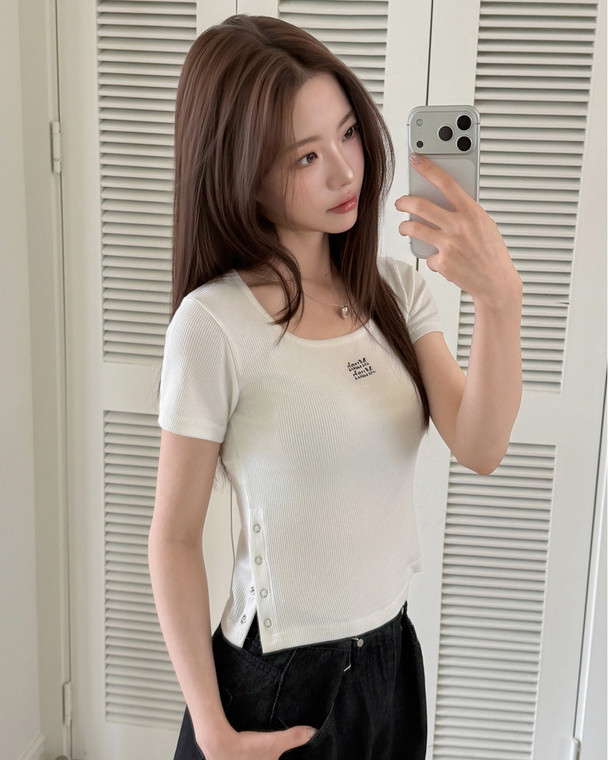 MuahMuah SLKIT BUTTON CROP HALF T-SHIRT