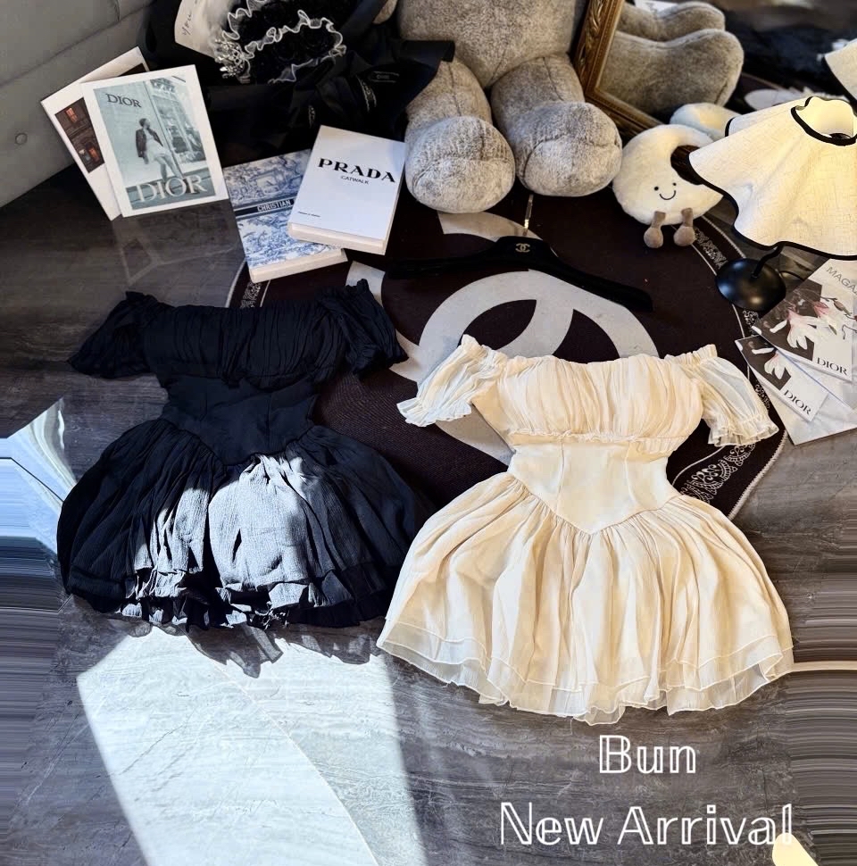 黑色露肩迷你連身裙