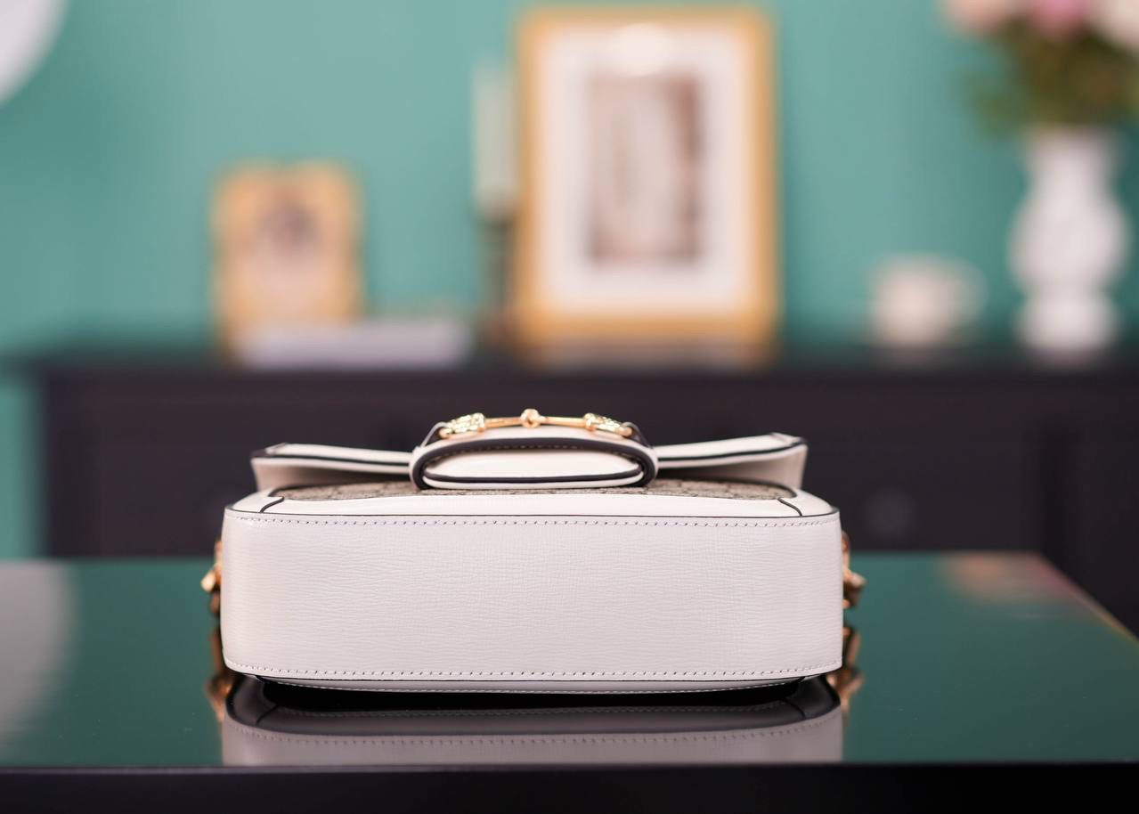 🥯Horsebit 1955系列迷你马鞍包 老花白20cm 正品售价,500 独家原厂皮发售 限量级别 GG家1955马鞍包已经火爆到人手一支的节奏，超级大爆款！ 这次出了迷你尺寸配可拆卸双肩带，简直超哇塞 马衔扣标志性设计，复古原厂牛皮配上最受欢迎pvc元素，皮肩带布肩带任意更换~ 官方款号 658574 尺寸小号：20.5x14x5cm 大号：25x18x8cm