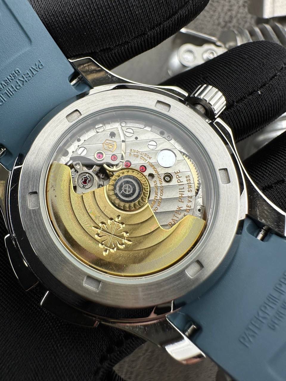 百达翡丽Aquanaut系列😎 【表壳】40.8MM表径，不锈钢材质，圆润的八角壳型恰到好处，表壳左侧的鲨鱼鳍型设计，是可以前后快调中央镂空时针的按钮，这枚指针可以用来指示第二时区时间。 【表盘】黑色浮雕表盘，金属立体字块，覆荧光涂层时标。3、9点钟分别显示”HOME”与”LOCAL”的方形昼夜视窗，蓝白二色各自代表晚上与白天，6点钟位置是指针式的日期盘。 【机芯】成功实现百达翡丽5164A-001内载的324 SC FUS自动上链机芯功能，大三针基础机芯上搭载两地时间模组。 配有休闲气息的Tropical表带，正是为年轻世代所准备的奢华运动表。