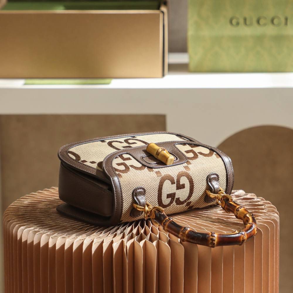 超级双𝐆图案 王炸竹节#675797# 正品皮 ☑️尺寸：21*15*7cm 感受小古家的竹节新品的多面精彩， 全新双𝐆图案搭配复古的竹节设计， 以精致的包身绽放独特的视觉魅力。 整个包身尽显复古韵调，搭配两条肩带设计。 展示出复古与现代时尚的结合， 这次小古家设计师 再次演绎出让人眼前一亮的火花，🔥🔥 颜值上 再次感受到视觉冲撞感， 真的是巨好看 必入手的一款王炸神器单品！