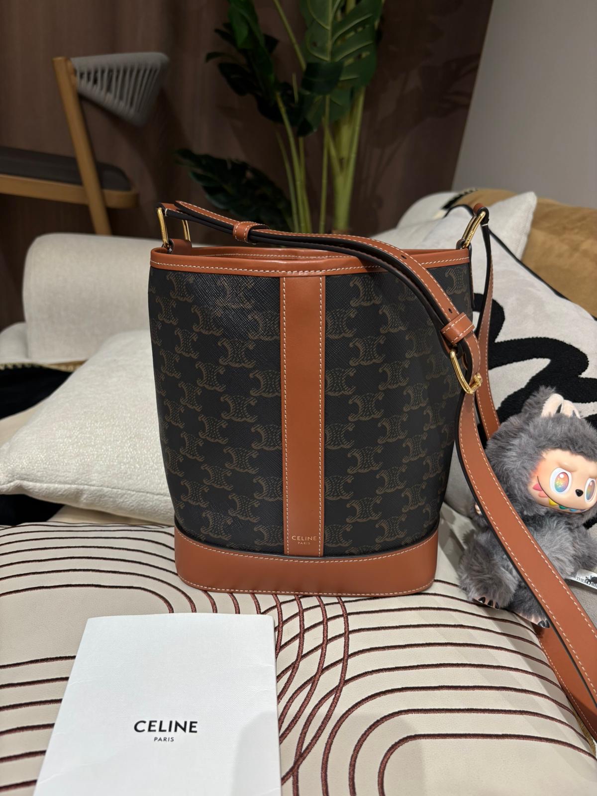未使用品 CELINE SMALL BUCKET IN TRIOMPHE bag 100%Authentic, 未使用Unused ✅專門店收據 ✅塵袋 