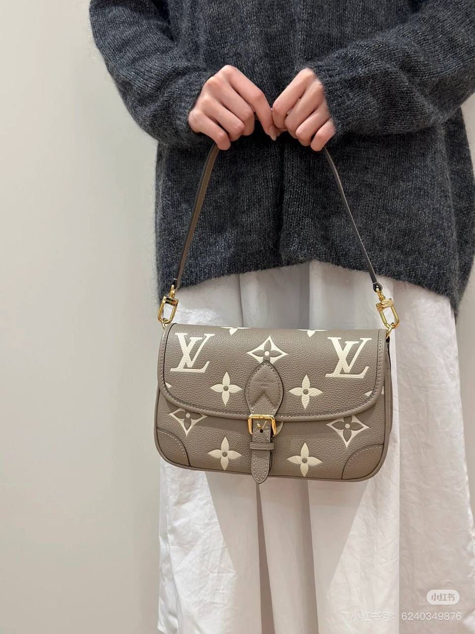 Diane 法棍全皮👜✨ 可以说是去年的一大王炸 是驴子家一年都在吸金的爆款！ 今年再次开发全新的压纹牛皮系列！😍💯 想必想再续辉煌哈~ 全新的设计将品牌标识织入可拆卸宽幅提花肩带，在可拆卸皮革肩背带之外再添斜挎选择，灵活契合优雅格调且试用性超强！短肩带即可腋下，又可满足手提！可谓是，功能性强大！ 尺寸 25×9×15cm