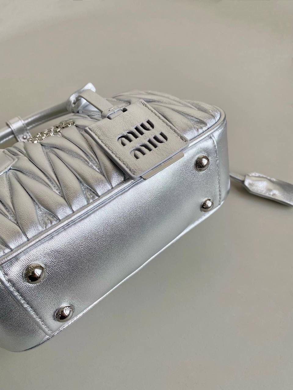 🈶银色小号， 𝗠𝗶𝘂𝗠𝗶𝘂褶皱保龄球小方包 火爆全网都不用多说，人手一只的程度 我们用的是进口小羊皮！非国产皮料 肉眼可见的细腻，软软糯糯触感非常好！ 他家经典独特的褶皱工艺，是要有一定厚度 底料太薄了都做不出它的饱满和弹性 更不是市场通货干瘪瘪的褶皱，实在太假 我们新合作的老师傅在这细节上扣的很认真 一缕一折都有zp的神韵，且做到对版！！ 追求高品质的来🔥⚡️ 13×19×6m #F0012m