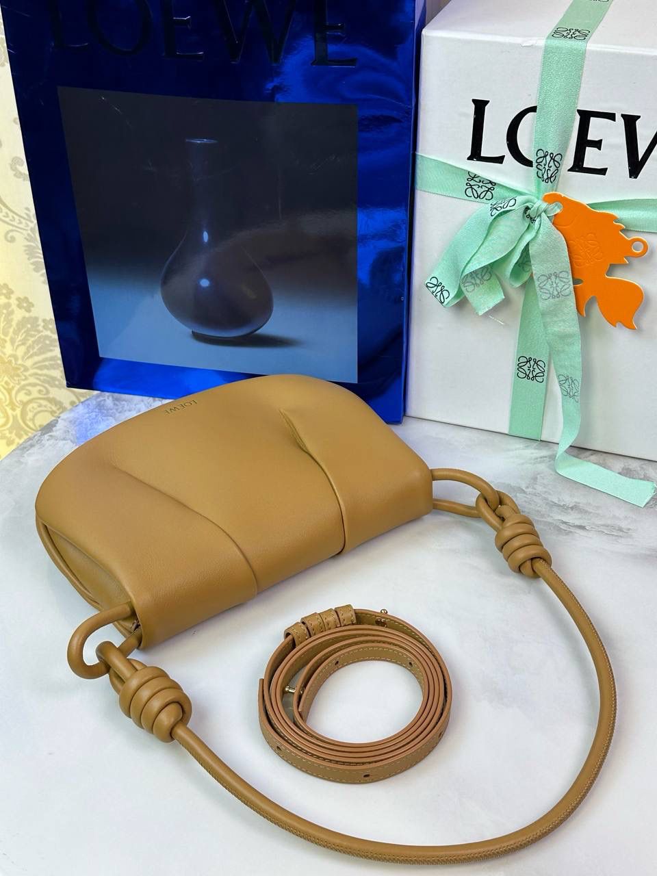 全新*𝙋𝙖𝙨𝙚𝙤 𝙨𝙖𝙩𝙘𝙝𝙚𝙡 手袋🛍️【棕色】 —— 朕品1w7➕😘 尺寸:𝟐𝟓-𝟏𝟕-𝟖𝐜𝐦 编码:062318【配全套礼盒】 ✅做工精致，廓形简洁优雅，独特、柔软的褶襇结构，超轻盈构造，纳帕软牛皮革（里外全皮），顶部饰有flamenco螺旋绳结。 ✅配置双肩带，短手柄肩带可做腋下包不可拆卸，长肩带可肩背可斜挎可拆卸调节，磁扣开合设计，多种背法随心所欲❤