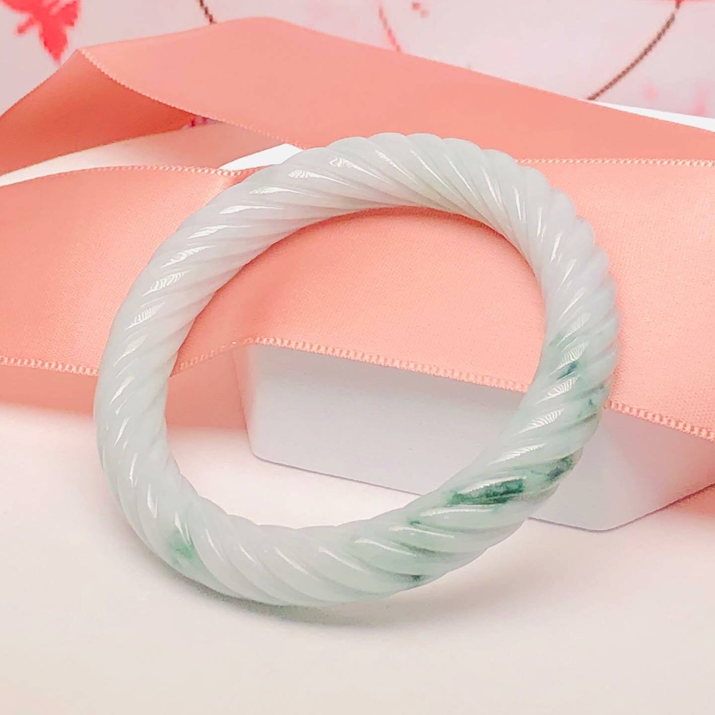 淡綠飄花扭紋鐲48.2mm