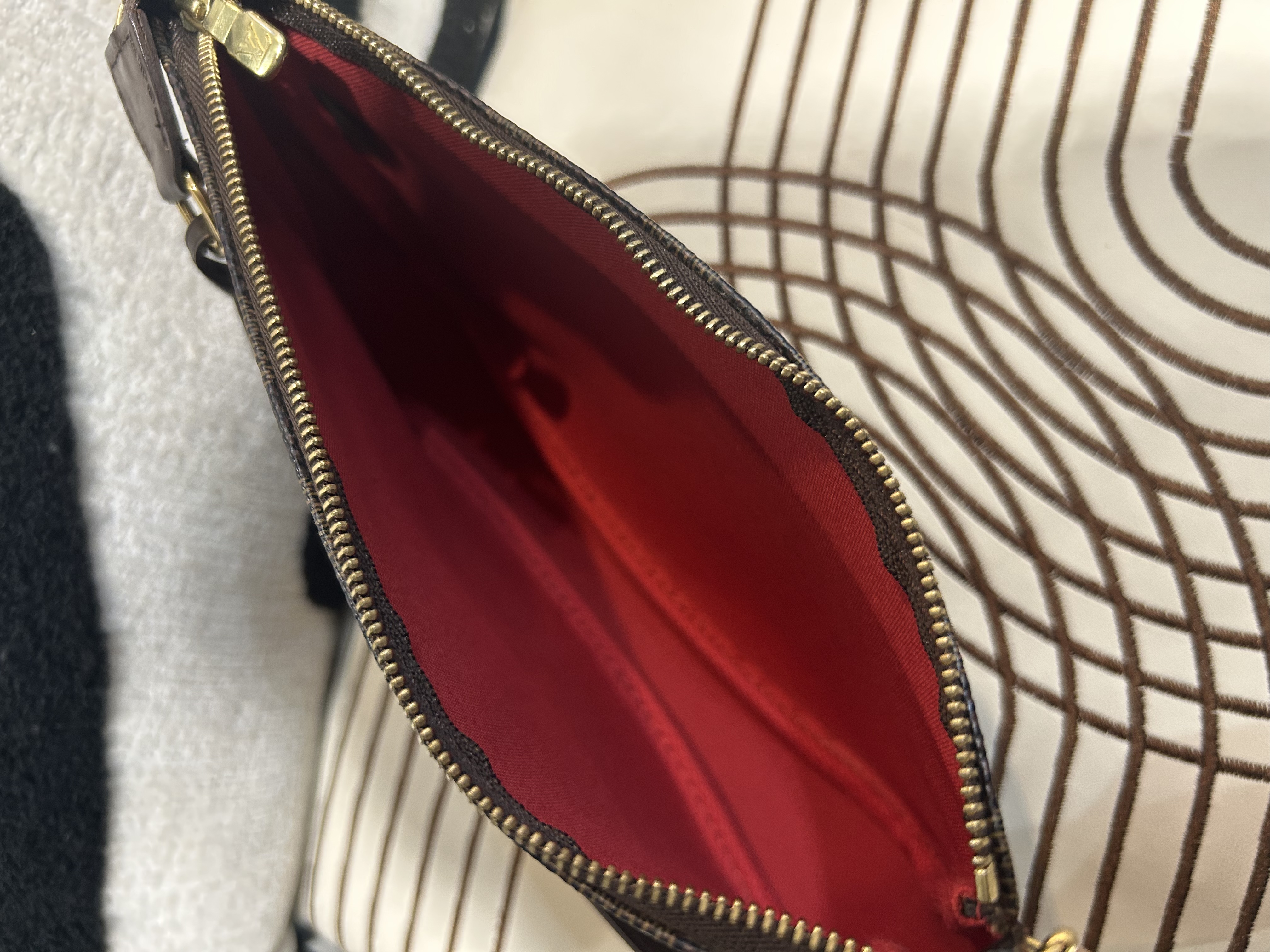 LV Pochette Damier Hobo Bag 100%Authentic, 98%New