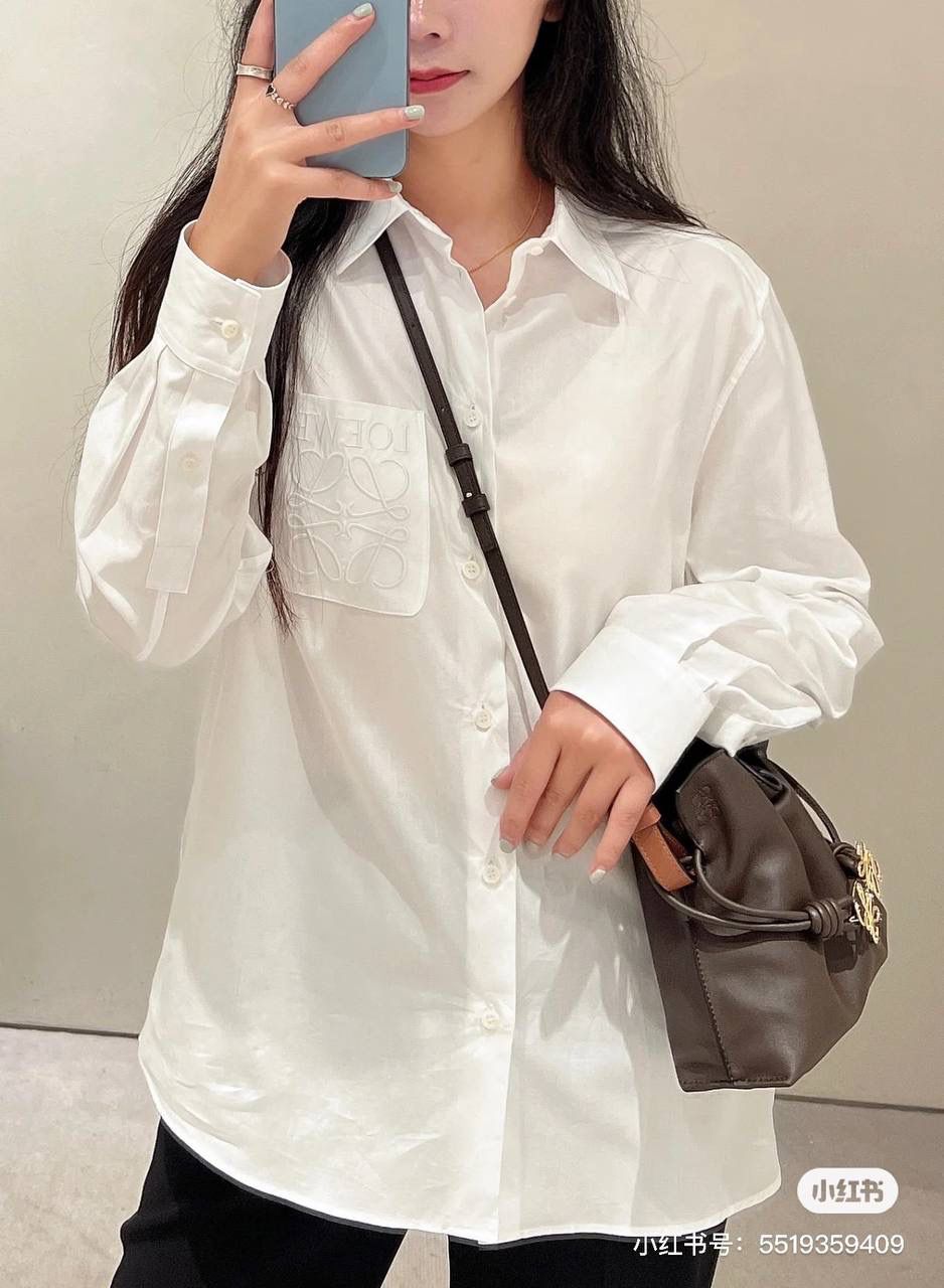 👑人气单品: LOE饰品胸针👑💏【金色/银色】 ❤️纯黄铜，真空电镀18K真金，纯德国进口设备铸造，精湛的手工艺，顶级还原。👌🏻 ❤️尺寸约5.1*4.7*0.15cm