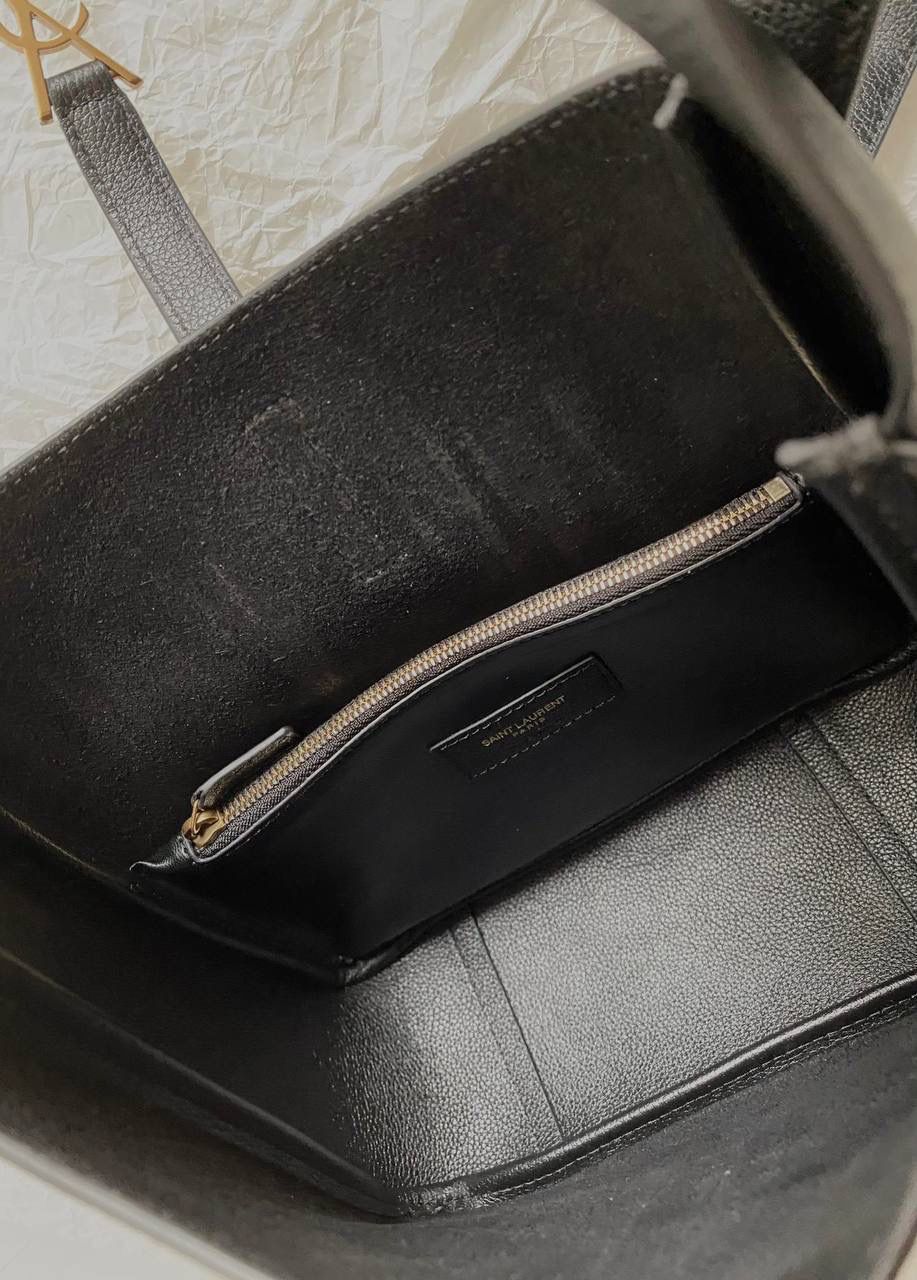 超级销量王🔥 【已更新最新细节⚠️】 ys1 hobo bag腋下包黑金🖤 我和你们说，这只包看着普普通通 但是上身是真的很好看！ 第一次看到他们家有这种慵懒的腋下包 整个包都是柔软的原厂胎牛皮 又轻容量又大，真的很～～好背 这只包的灵魂在于圆滚滚中又有型 市场很多做得太挺括硬朗，那种货打咩啊❌ ZP开发⚠️全套包装哦～ 23×22×8.5cm713938m