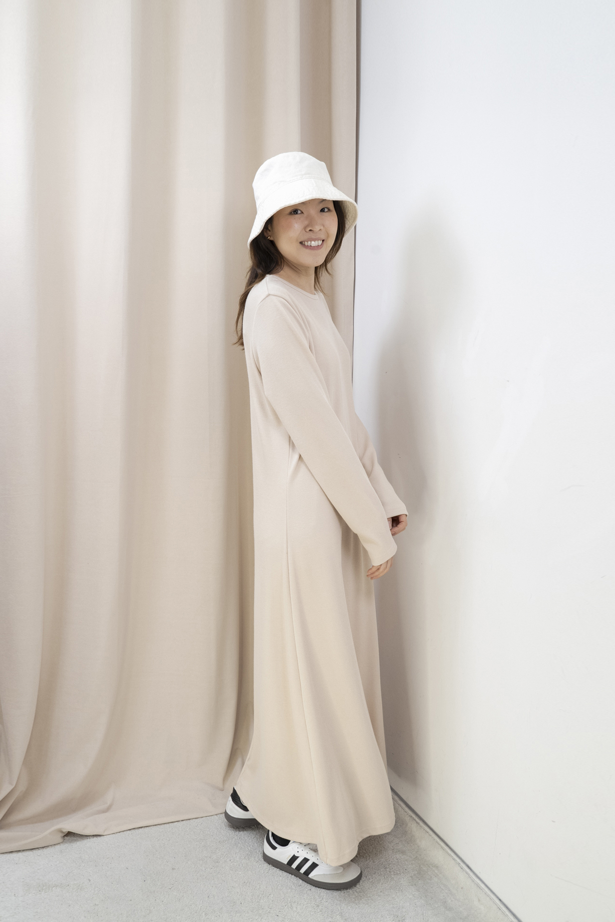 柔軟針織長版連身裙（杏色）