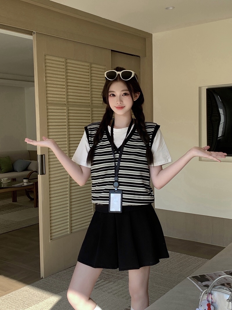B92(36681) 韩系时尚假两件拼条纹马甲上衣与大版百褶短裙黑套装