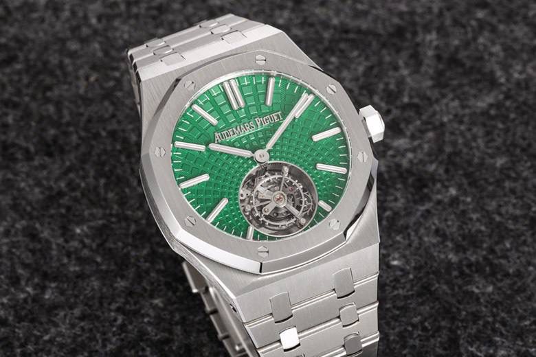 最新推出 2022 年爱彼皇家橡树自动上链陀飞轮腕表🚀🚀 腕表搭载爱彼新一代自产 Cal.2950 机芯，将浮动式陀飞轮与中央自动摆陀结合，兼顾复杂工艺与日常佩戴实用性。 41mm 表壳、12.5mm 厚度，尺寸刚刚好。经典 “Tapisserie” 格纹面盘改为以 6 点位陀飞轮为中心向外放射的新设计，视觉更有冲击力。 过去运动表偏实用，但现在高端玩家更在意“好看又够复杂”。这款皇家橡树自动陀飞轮，不只有陀飞轮的看点，还有自动上链的方便性，在运动表里算是少见的高阶配置，一亮相就成功吸引不少收藏家目光。