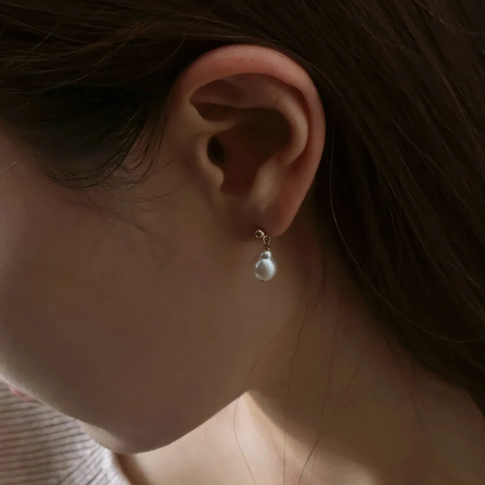AUBE DE MOI | 14K Ball Pearl Drop Earring