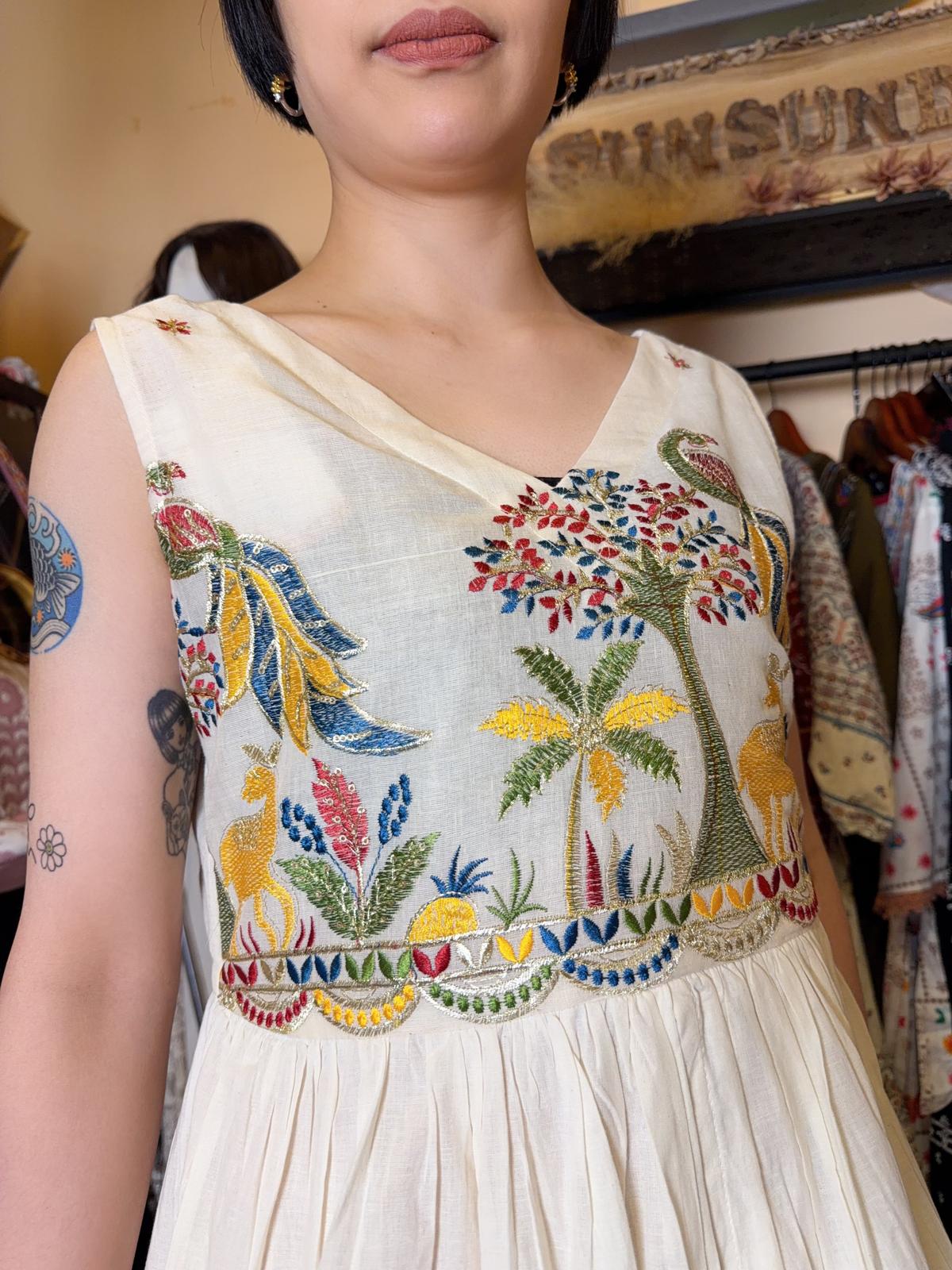 1640 Zoo Emb. Beige Sleeveless Top 44.5"