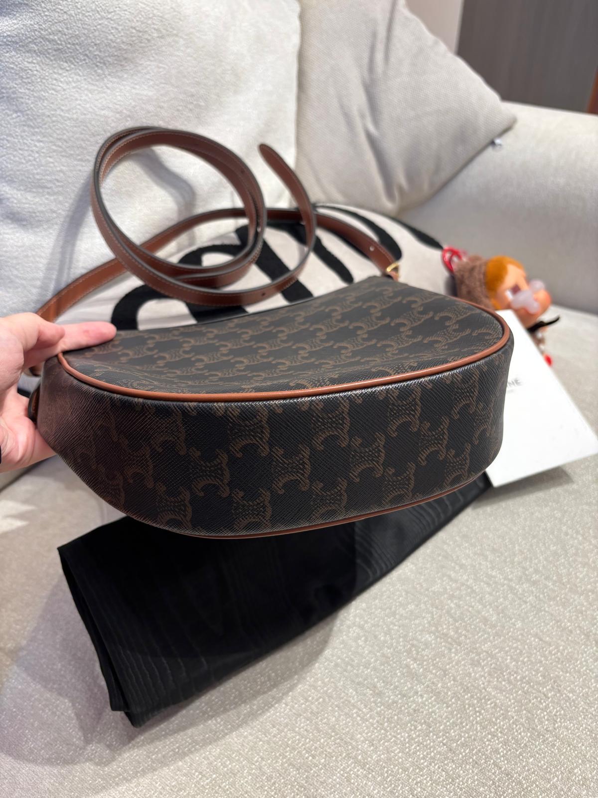 CELINE HELOISE HOBO 100%Authentic,98%new   ✅專門店收據✅2 Strap✅Dust bag 