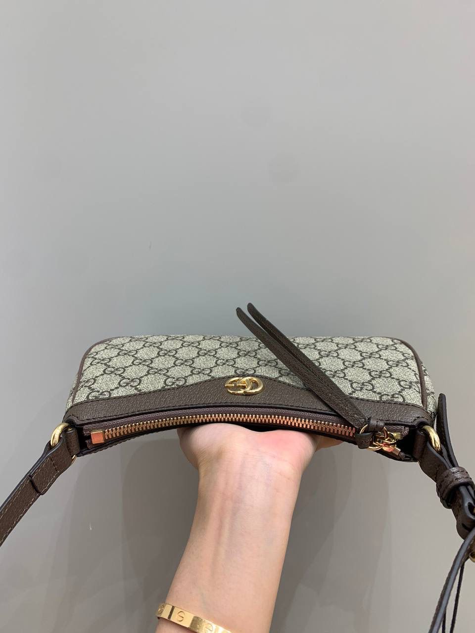 新背景实拍正品级 。新晋断货王🔥 这只腋下超级火，经典老花颜色永远不会过时，而且容量也很大，是当下最流行的腋下麻将包型，我觉得可以入手的原因是这种经典款不会只流行一季，而是随时间流逝历久弥新的设计理念！ 型号 735145 尺寸25/15/6cm