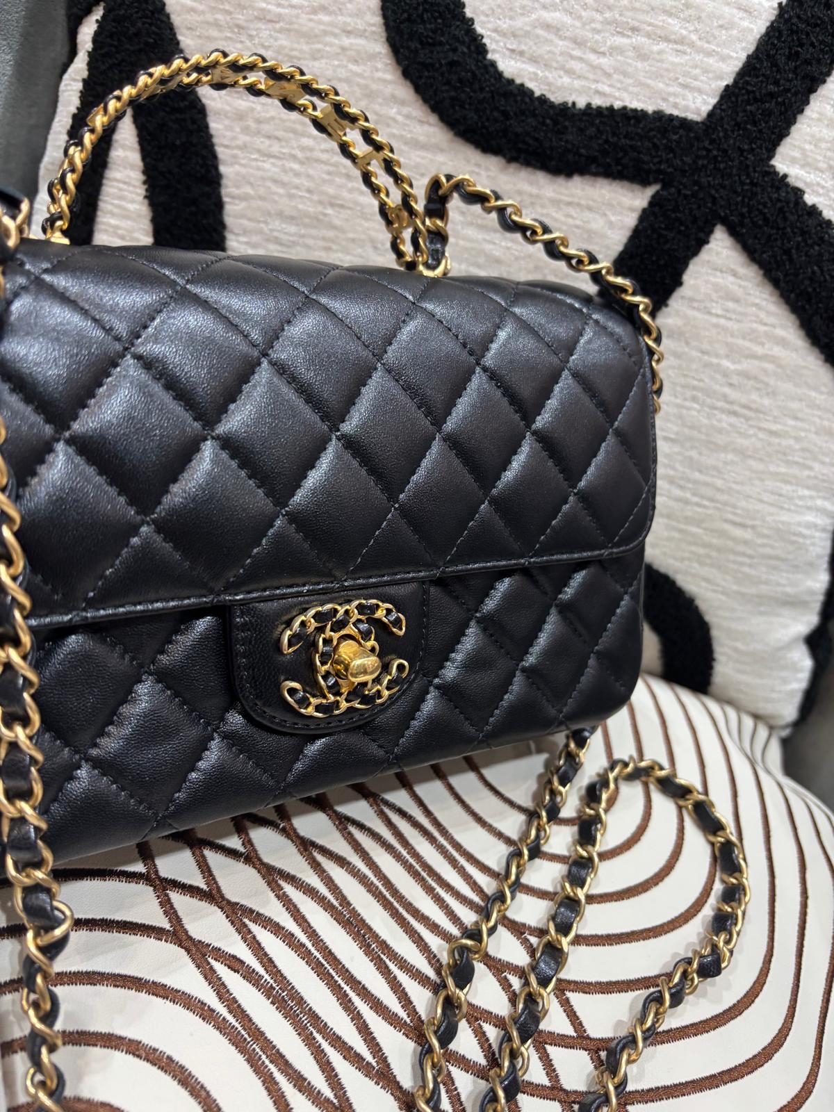 未使用品 Chanel flap bag with handle 黑色牛皮金扣留空手柄 24C，100%Authentic, 99%New unused  ✅收據✅晶片✅Dust bag✅box