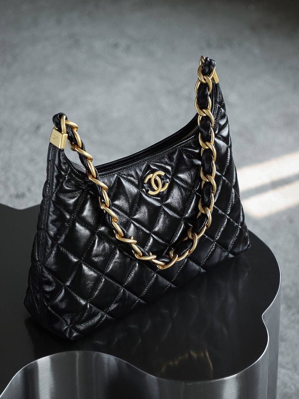 24A Hobo大號鑒定版👜 一包一碼 支持全球鑒定查驗身份證原廠專G Bonaudo皮料過關清單資料可査詢 大號的美是慵懶隨性復古感，粗鏈條輕便隨性慵懶也時髦，黑色油蠟皮日常搭配幾乎完美，兼具實用性和美觀性！ 五金：厚镀24k复古金 皮料：Bonaudo原厂油蜡小羊皮 尺寸大号：29*32*10cm 小号：22.5*19.5*8.5cm