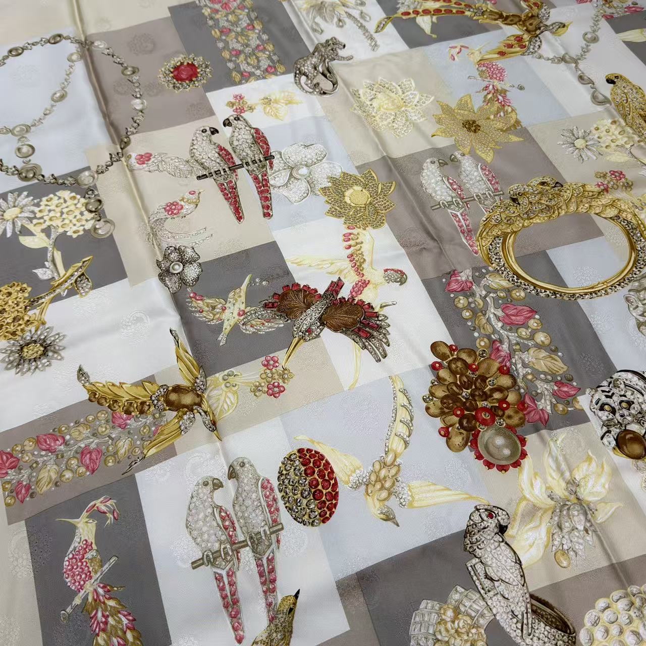 【全新未使用有卡有盒】Cartier 動物米金色圖案四方圍巾