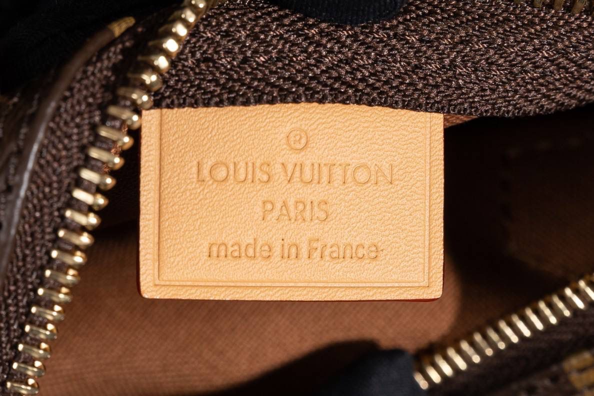 LV 枕头包🎀 这款 Nano Speedy 枕头包， 真的一眼就会被迷到 😍✨ 是 真正原厂级品质，ZP 正品级， 从材料、五金、车线到油边， 全部都用 正品级原材料，质感很稳很放心 👍