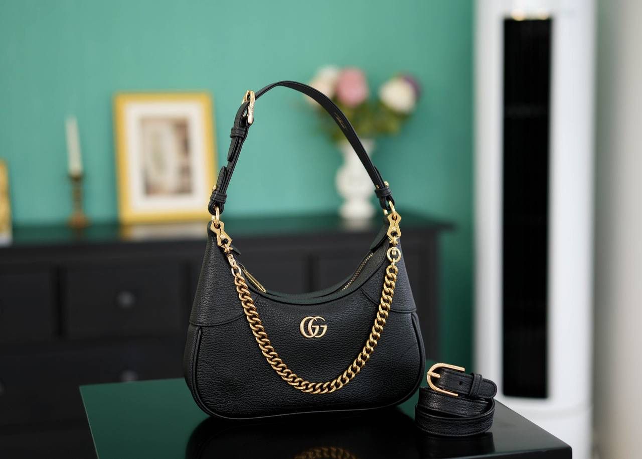 🥯Aphrodite系列小号新月造型肩背包 克色25cm 正品售价,500 复古又高级的新月造型，近期热搜新品 版型超正，实物真的超级美 山羊皮柔软但却耐造 三根肩带，实现多种背法~ 官方款号 731817 尺寸：25x 19x7cm