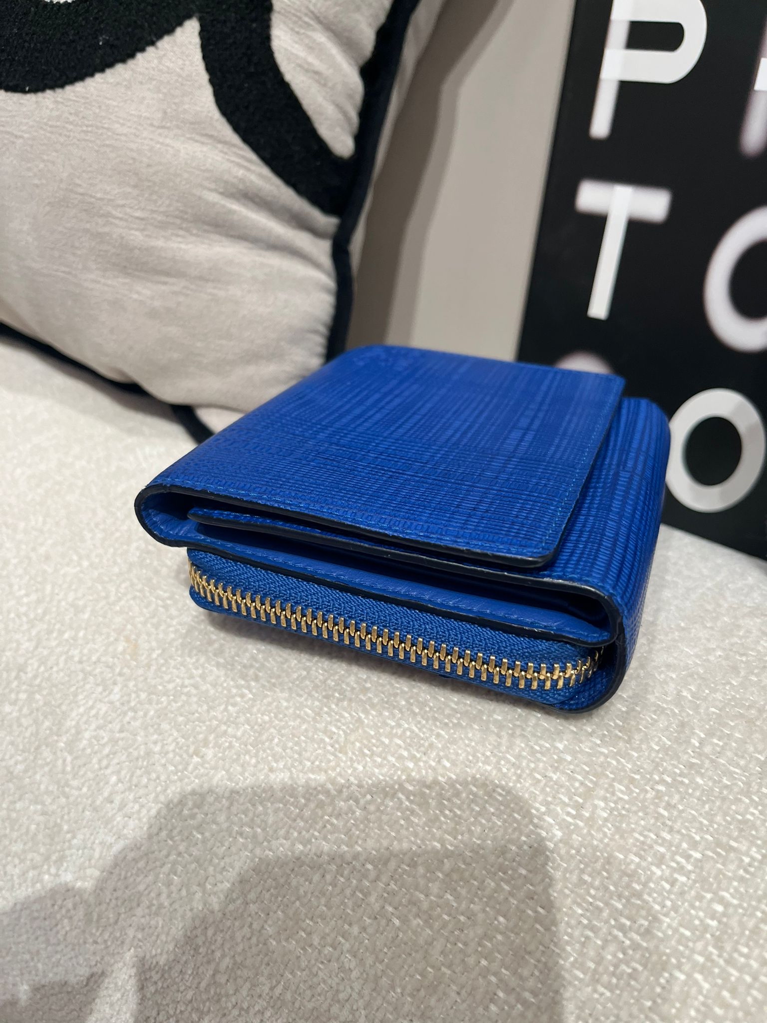 Loewe Folding Wallet 電光藍牛皮銀包100%Authentic,95%new 