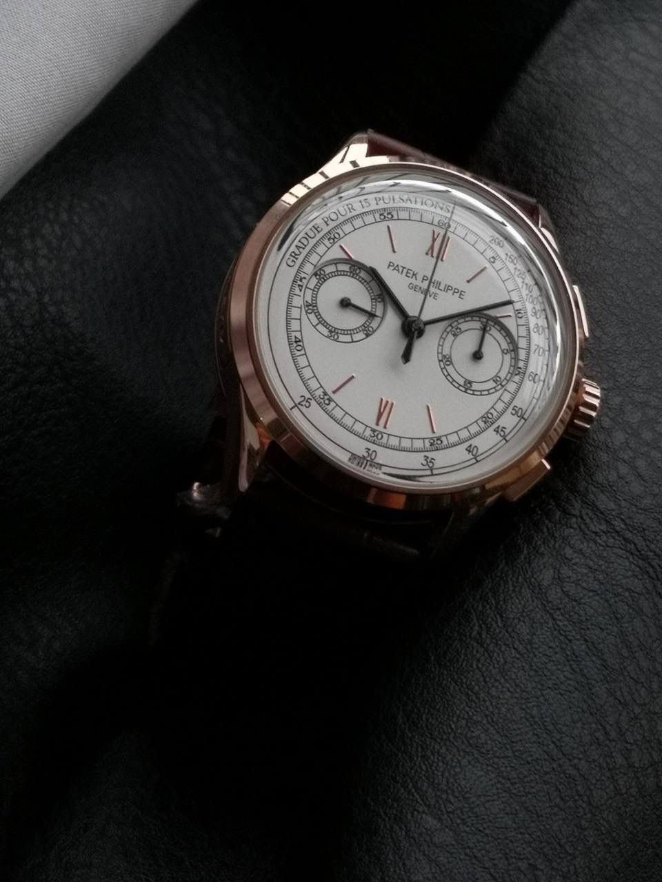 百达翡丽复杂功能时计5170G多功能腕表，堪称腕表精品当中的精品！😍✨🔥 腕表直径为42毫米，作为一款男士腕表，它的表盘大小适中。为我们奉上对称的美感，整个表盘的布局大方得体，包括了如此之多的功能的同时，又不会让人觉得繁杂。 机芯采用了7750机芯完美还原正品诸多功能，提供了强大的时间衡量功能。意大利牛皮表带，专属的灯笼扣，任何季节，任何场所，任何职业人均适合佩戴，让手腕佩戴得更舒适，让气质绽放。此款腕表具有30米防水功能，满足大众日常生活，休闲度假必备腕表。 百达翡丽5170G可以说是腕表中的精品，功能方面的巧妙构思，外观上的合理布局，以及优越的机芯性能，无一不体现出百达翡丽的独特设计，一件经典的艺术品，一件完美的收藏品。