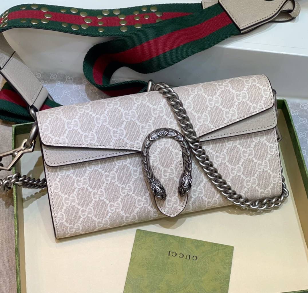 ✈️✈️✈️🔥𝐆𝐮𝐜𝐜𝐢 酒神腋下肩背包# ▪️型号 : 731782 ▪️尺寸 : 25*14*4cm 𝐷𝑖𝑜𝑛𝑦𝑠𝑢𝑠时尚单品永远少不了的酒神包又添新成员啦[耶]依然采用辨识度极高的虎头锁扣、包身小巧轻便. 经典PVC老花➕牛皮❗️搭配2条肩带 链条是现在最流行的腋下背法、最重点的红绿织带饰以饰钉“Gucci”DlY斜挎带太好看了！内部容量大、翻盖口袋双接档、还可当手包使用。