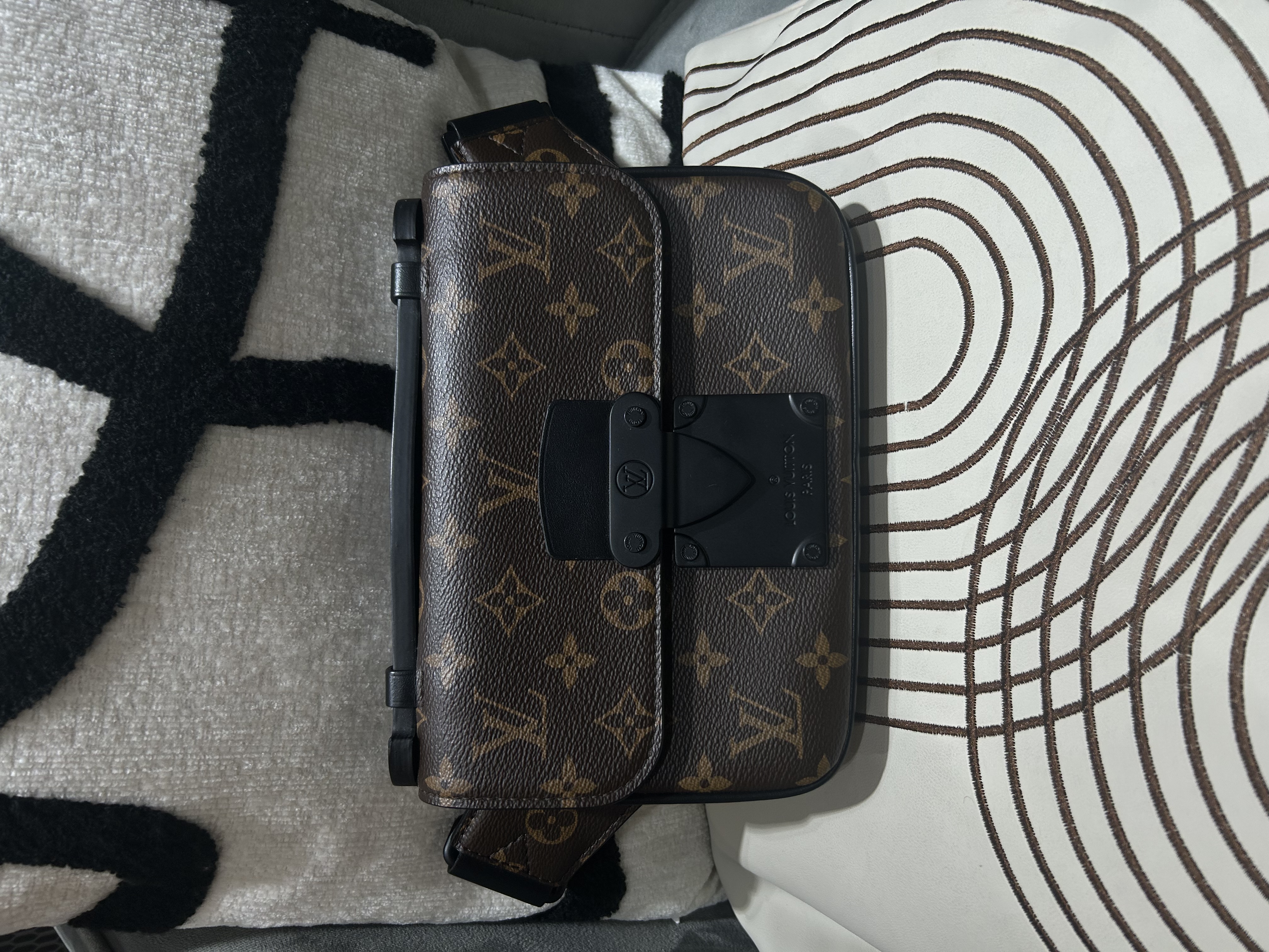 Lv S-LOCK M45807 斜孭袋 100%Authentic,98%new ✅專門店收據✅dust bag 
