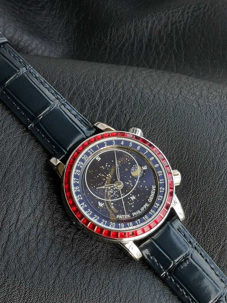百达翡丽PP-6104G 日内瓦苍穹系列 市场顶级复刻神作震撼来袭！ 搭载原装进口miyota全自动机械机芯改制Cla.240机芯，搭配原装珍珠18K金自动锤，走时精准稳定，性能媲美正品；表圈镶嵌45颗璀璨宝石，表扣点缀28颗珍稀晶石，光影流转间尽显奢华质感；微拱形防眩目处理表镜，折射效果立体通透，让表盘细节清晰可见，质感再升一级💯💯