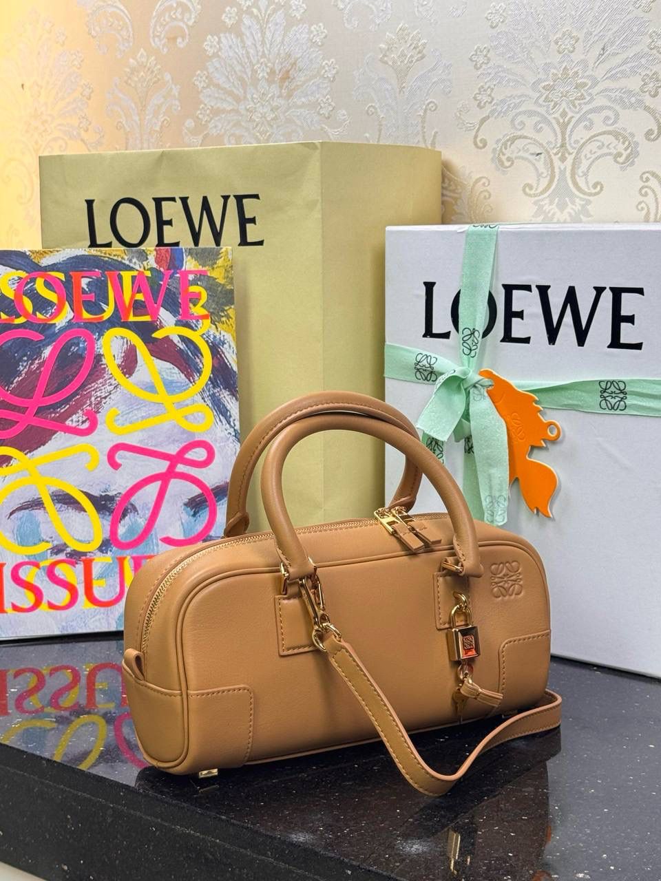 🎈𝗔𝗺𝗮𝘇𝗼𝗻𝗮 23 𝗖𝗿𝗼𝗽𝗽𝗲𝗱保龄球包 ——【杨幂同款‼️独家新品】 尺寸：𝟮𝟯-𝟏𝟏-𝟏𝟎𝗰𝗺 编码：012404 【配全套礼盒】 ❤️采用超柔纳帕小牛皮•延续标志性𝘈𝘮𝘢𝘻𝘰𝘯𝘢标识搭配小挂锁🔒作为新图标•重塑为修长法棍比例。 ❤️外部双拉链设计•搭配可调节可拆卸的长肩带•多样化背法😎容量大•小巧包型为当下时尚之追求。