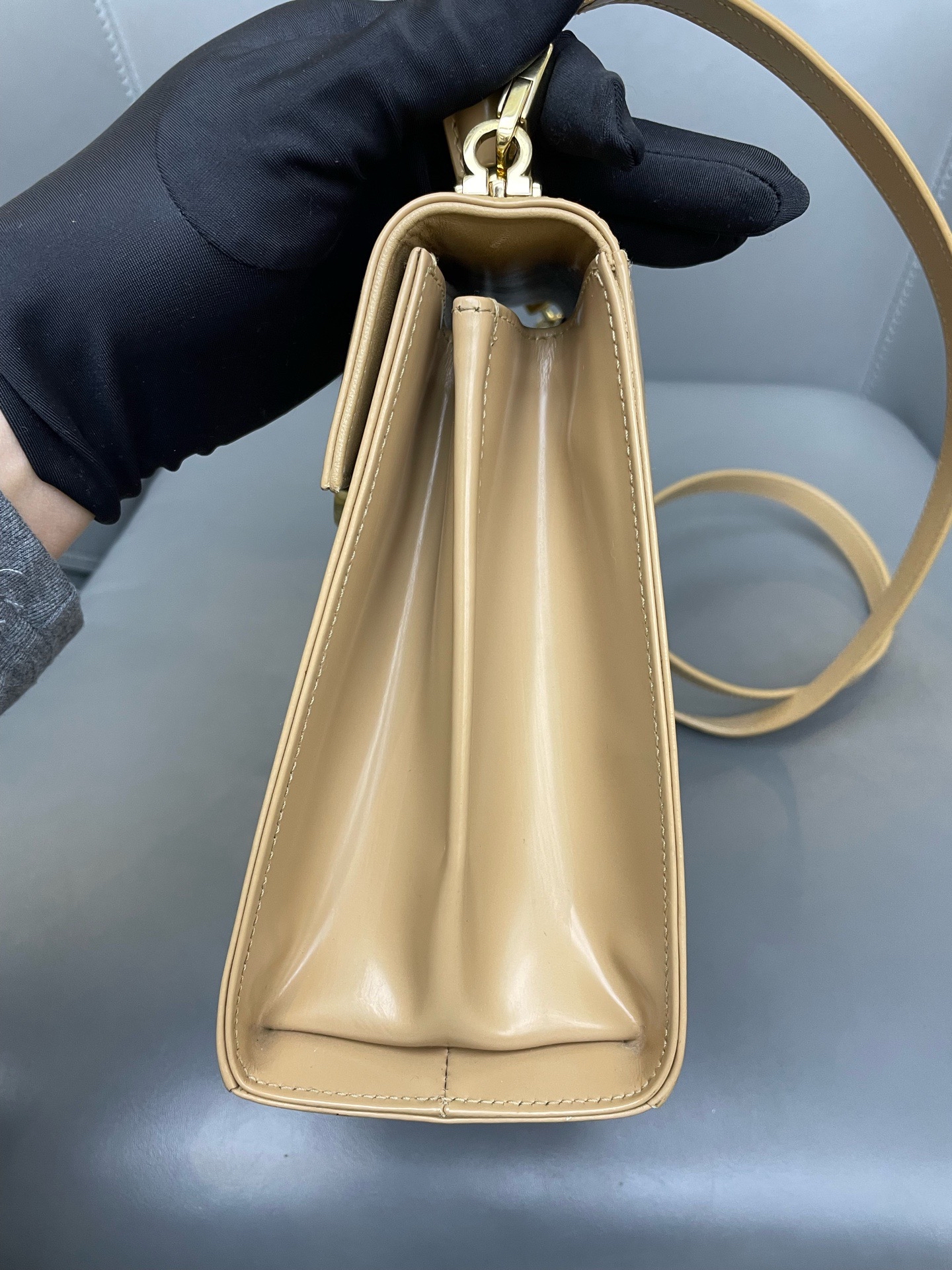 【預訂貨品】Ferragamo現代款奶茶色mini tote