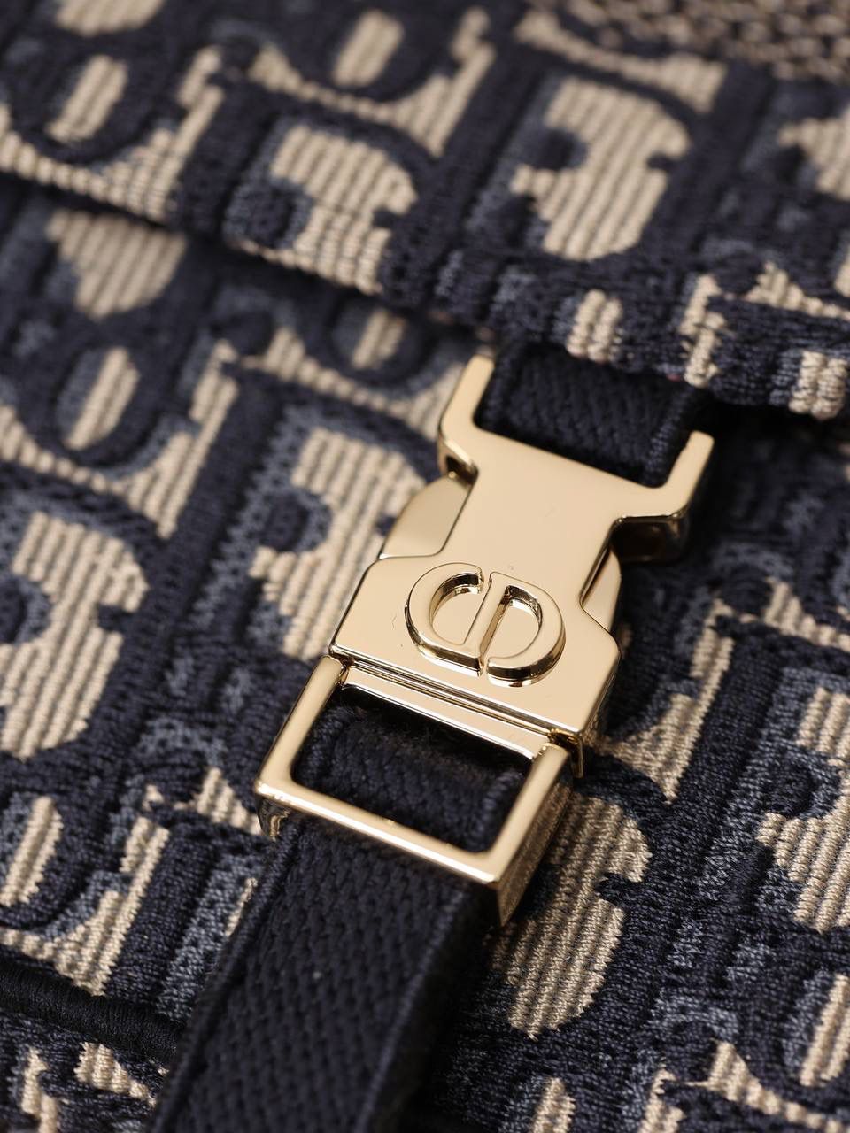 小号 DIORCAMP 手袋👜✨ 蓝色刺绣 Oblique 印花 这款小号手袋通体饰以蓝色刺绣 Oblique 印花，搭配“CHRISTIAN DIOR”标志翻盖和运动风格“CD”搭扣提升格调。 正面饰以“CHRISTIAN DIOR”标志 “CD”搭扣 可拆卸、可调节的肩带 内含防尘袋 尺寸：23 x 15 x 8 厘米