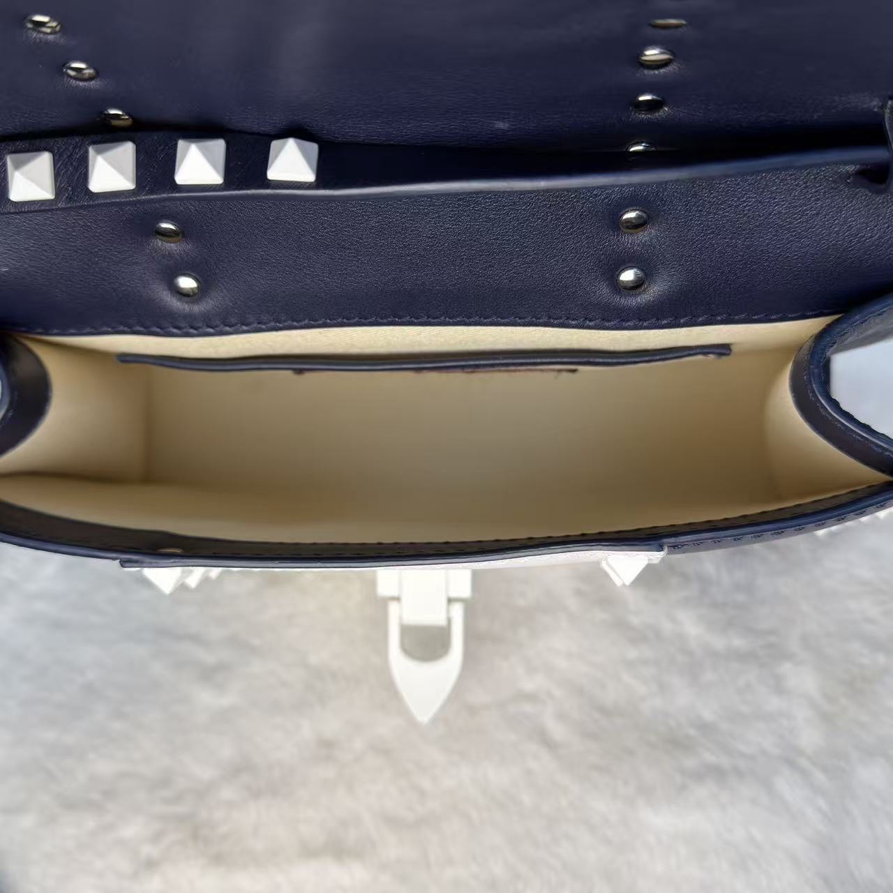 Valentino 鉚釘斜孭袋 藍白配牛皮革 搖滾風格飾釘