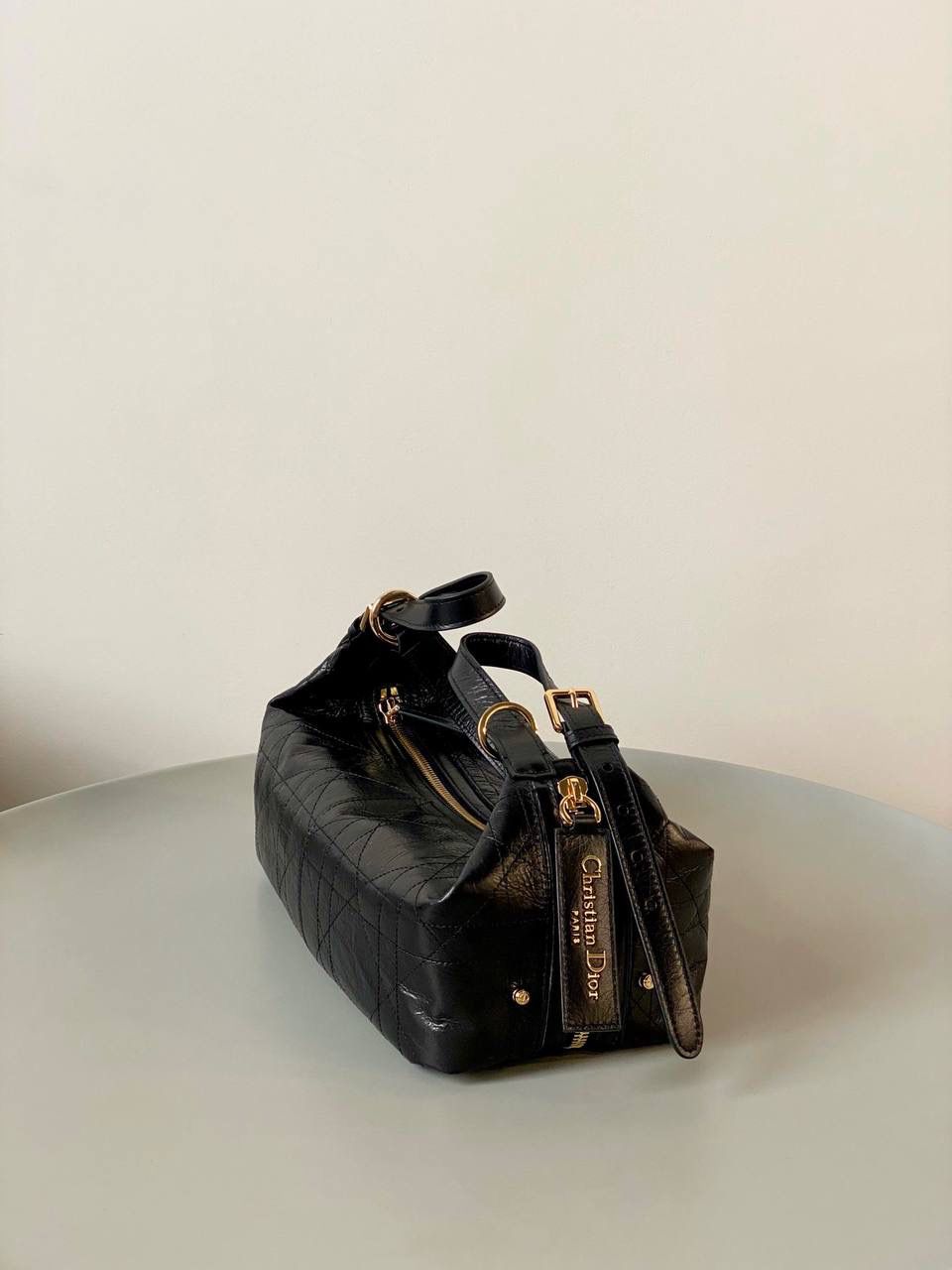 🈶黑色 𝐃𝐢𝐨𝐫 𝐃-𝐣𝐨𝐮𝐫𝐧𝐞𝐲手袋 不会还不知道吧？火出天际了姐妹们 今年 𝙳𝚒𝚘𝚛真的在松弛感这件事情上做到了极致 新款D-journey我直呼一个绝 难买程度不亚于保值系列，夸大了说哈哈 随性又高级的街头感，一改往日的嗲味 关键还是它的多功能肩带 三种背法都好看 俩侧口袋搭配的大号皮质拉牌更彰显个性 以复古金属𝘤𝘩𝘳𝘪𝘴𝘵𝘪𝘢𝘯 𝘥𝘪𝘰𝘳标识做点缀 既有装饰元素又实用 中号：33×16×15cm 小号：25.5x14.5x14cm