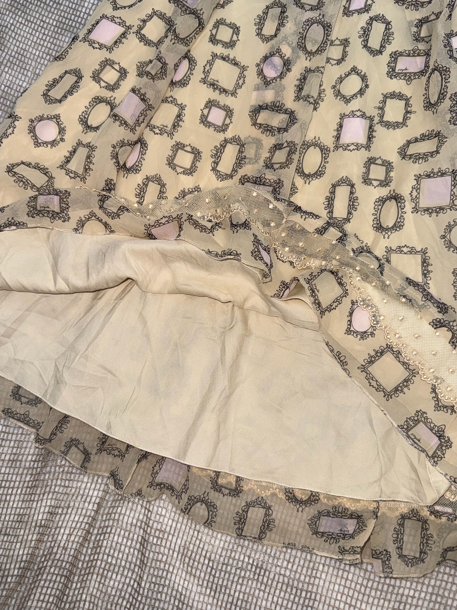 Vintage Cream Midi Skirt with Whimsical Retro Picture Frame Print