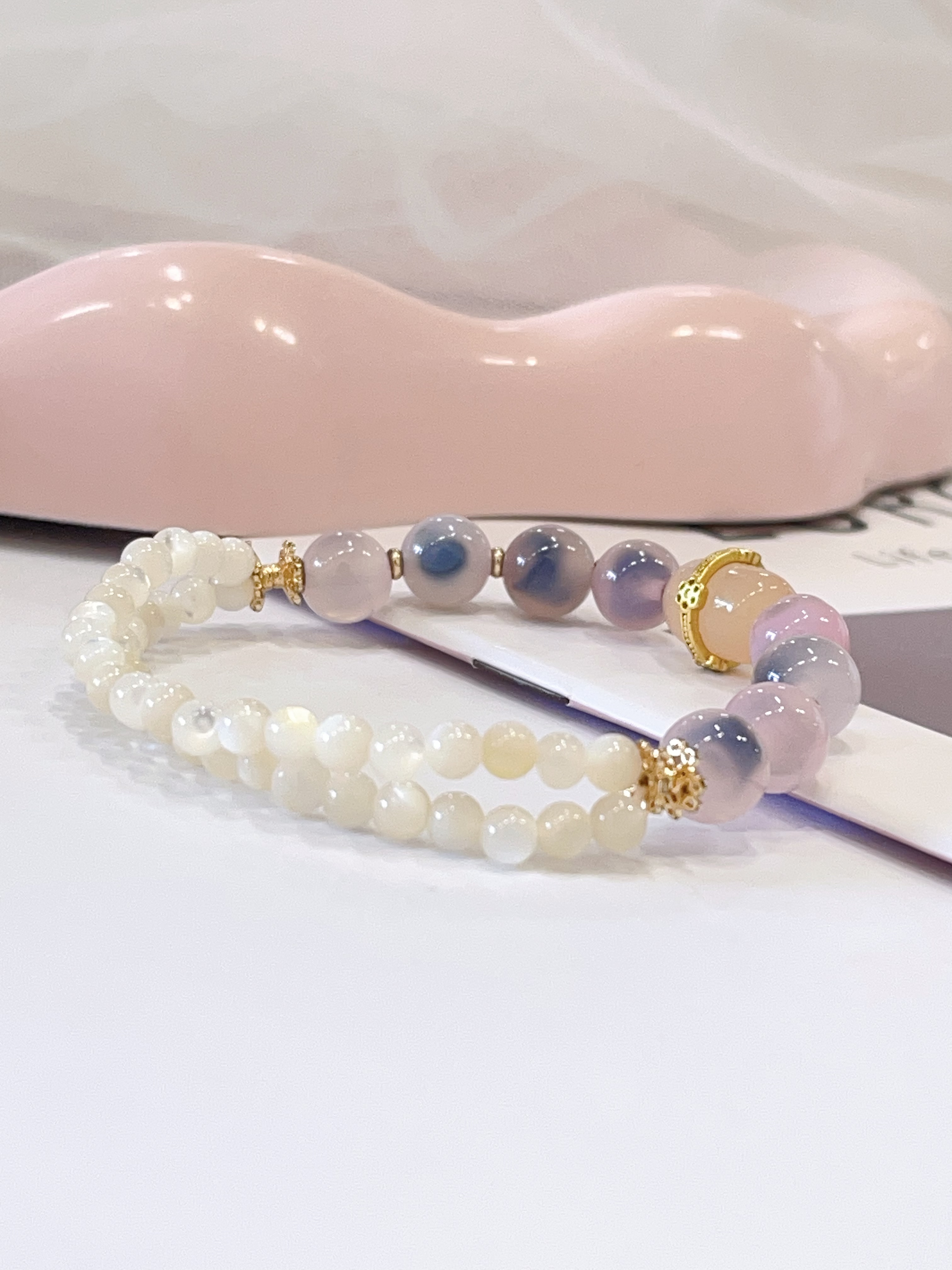 🤍✨ 糖心玛瑙 × 双层白蝶贝交织手串 Candy Agate & Double-Layer Mother of Pearl 