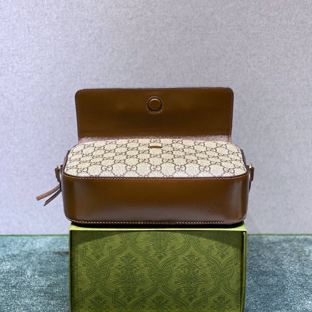 𝙂𝙪𝙘𝙘𝙞 𝟭𝟵𝟱𝟱 𝙃𝙤𝙧𝙨𝙚𝙗𝙞𝙩 复古邮差包 大货实拍 男女皆可使用 相当洋气❗️ 型号：645454 尺寸：22.5*17*6.5cm