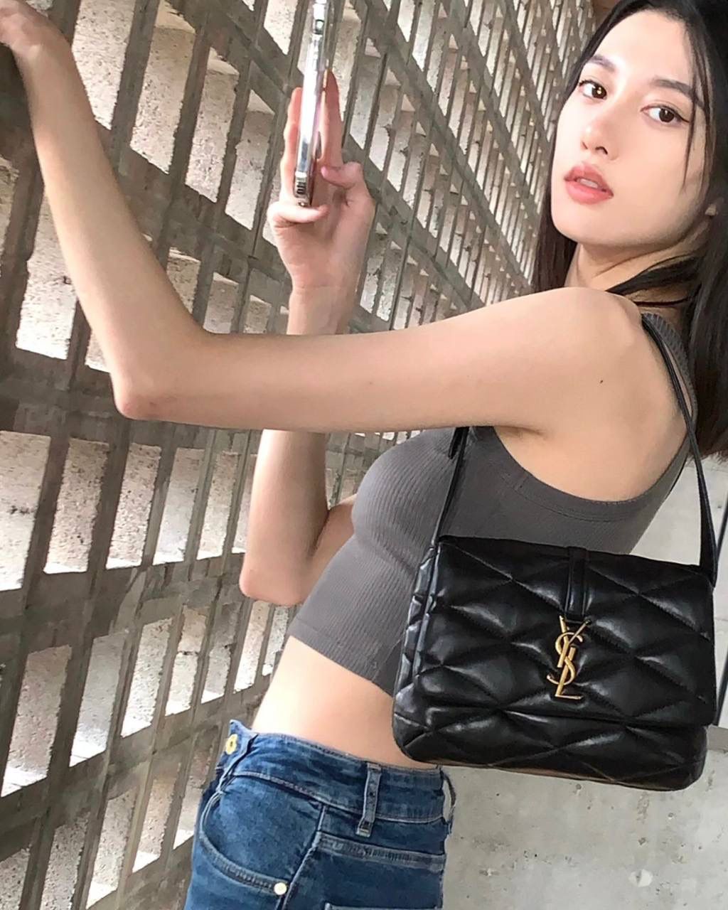 ys1 le57绗缝菱格羊皮腋下包黑色🖤 这么多腋下包中最火之一！ 它优雅又复古，而且显得很有女人味 slp的设计师是懂女生的 小羊皮软软蓬蓬的，好像棉花糖 我真的很爱这种软乎乎手感的包儿 特别是冬天，摸着很治愈～ ZP开发➕原厂羊皮➕全铜五金⚠️ 爆款细节一定要正确❗️ 24×18×5.5cm691450m 24×18×5.5cm691450m