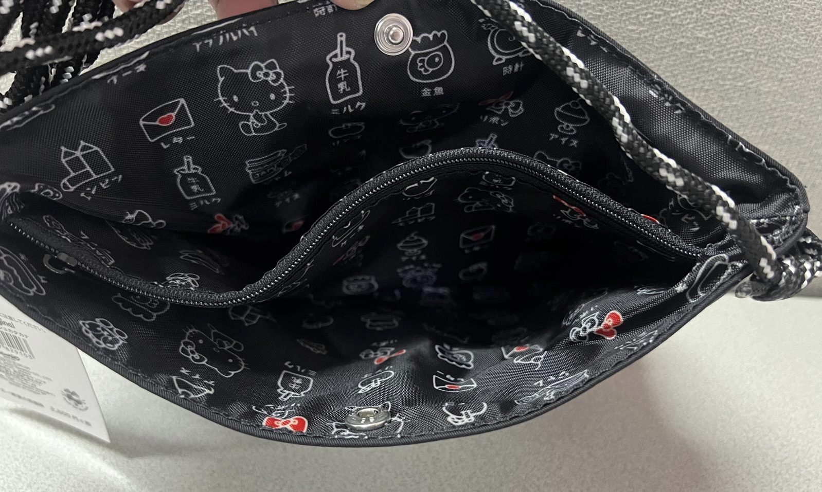 🎌日本直送🎌 Hello Kitty 刺繡圖案防水斜孭袋