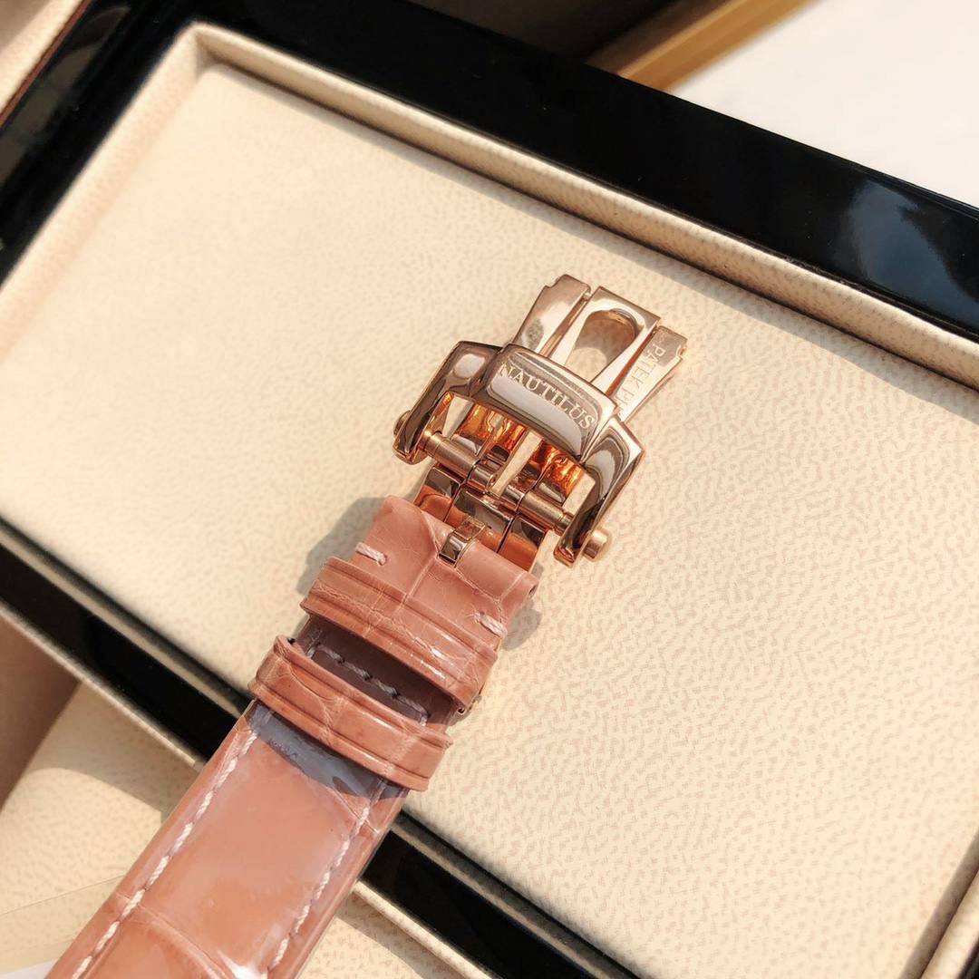 堪称一绝钢表之王，最美女款百达翡丽7010R鹦鹉螺 32mm玫瑰金白色 表徑精巧独特舷窗结构表壳，完美优雅风格，采用不锈钢18k镀玫瑰金。水平横纹浮雕图案的表盘。表圈镶嵌46颗天然南非钻石💎美洲鳄鱼皮表带‼️