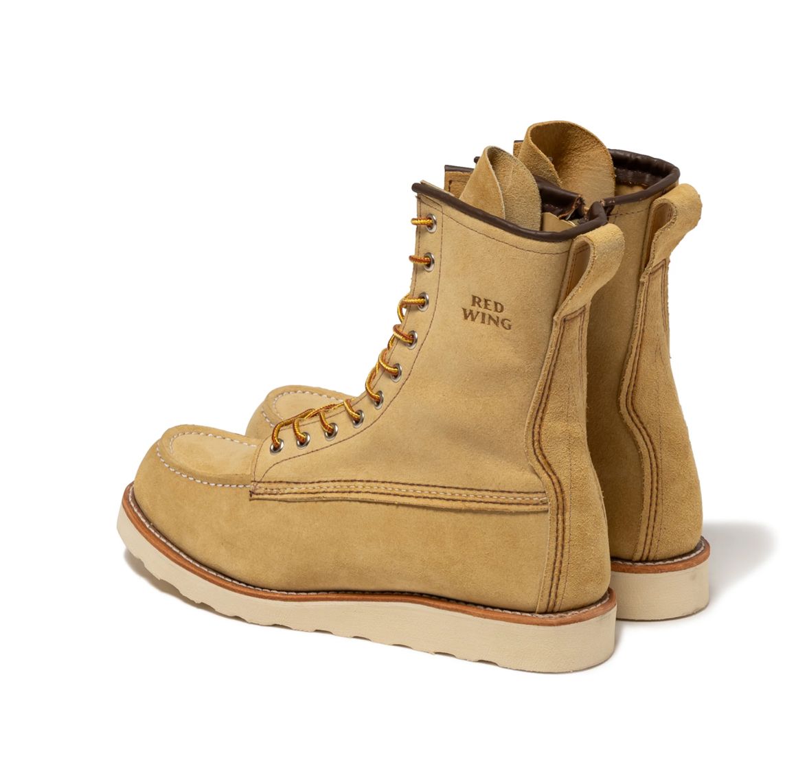 HUMAN MADE x RED WING 8INCH MOC Size jp23-30 cm 攜手源自美國的百年製鞋品牌RED WING（紅翼）聯名呈現經典「8吋工裝靴」。 ・配有側邊拉鍊的聯名訂製版型 ・選用RED WING經典的Hawthorne Abilene翻毛皮製作 ・搭配白色鞋底，避震性能優秀，久穿亦舒適 ・經典的莫卡辛鞋頭（即莫卡辛鞋） ・靴筒高8英寸，鞋舌與靴口無縫一體成型 ・靴筒側面壓印兩個品牌聯名LOGO ・舒適耐穿，歷久彌新的經典時尚單品