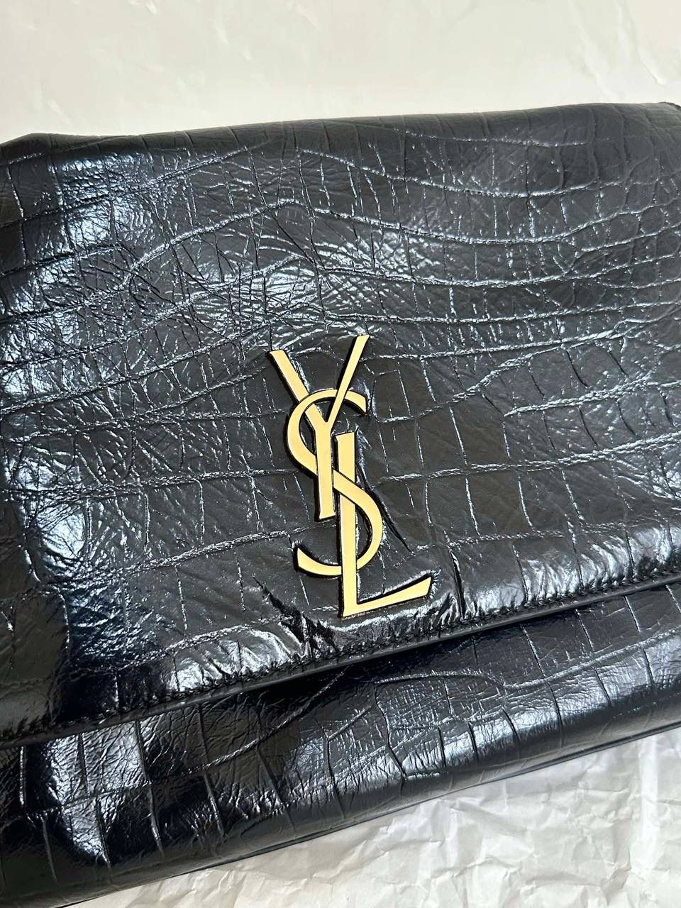 经典王🔥 ys1 kate双面鳄鱼纹/麂皮棕中号🐻 我个人很喜欢的一只ys1 一只包有两种风格(双面能用) 春夏用牛皮面，秋冬用麂皮面 有没有和我一样不喜欢定型包的姐妹 就喜欢这只双面kate软piapia的随性感☺️ 容量贼大，自重还轻，爱了爱了～ 28.5×20×6cm553804m