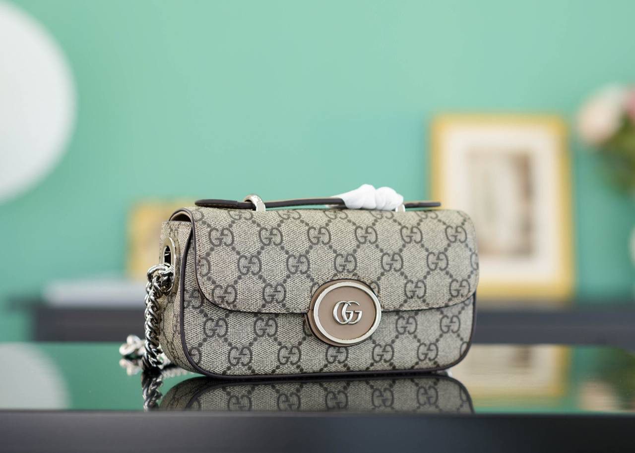 🥯Petite GG系列超迷你手袋 18cm 正品售价¥12.000 GG全新推出的长形包包，轻快又好背 包身硬挺，简单利落很大方~超迷真的特别小巧精致 官方款号 760194 尺寸：18.5x10x4cm